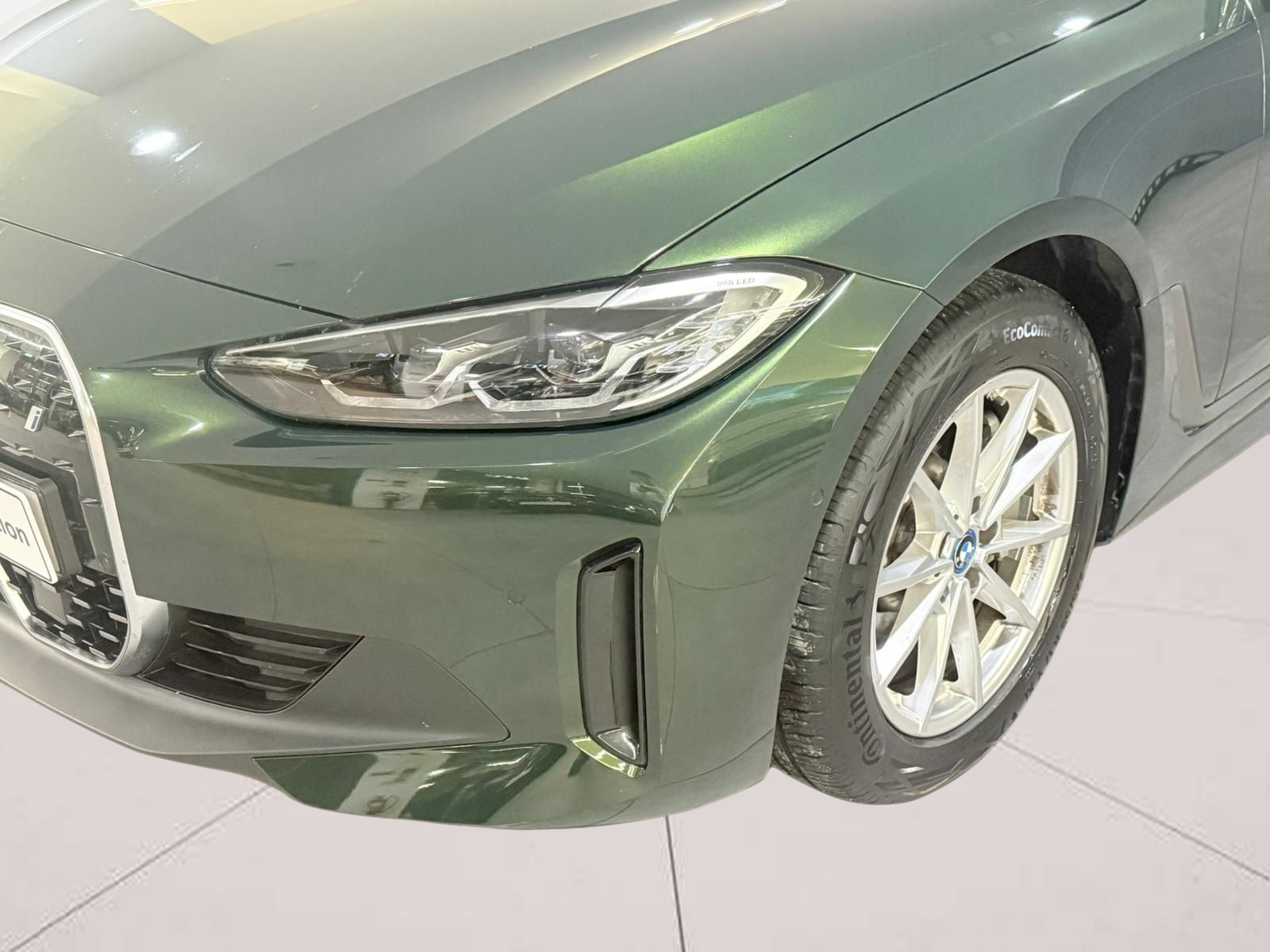 BMW i4 i4 eDrive40 color Verde. Año 2023. 250KW(340CV). Elétrico. En concesionario Santogal Carnaxide de Oeiras