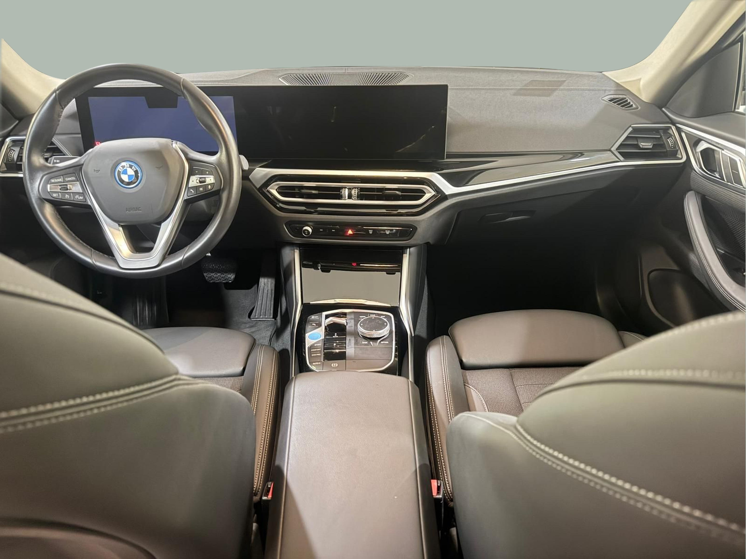 BMW i4 i4 eDrive40 color Verde. Año 2023. 250KW(340CV). Elétrico. En concesionario Santogal Carnaxide de Oeiras