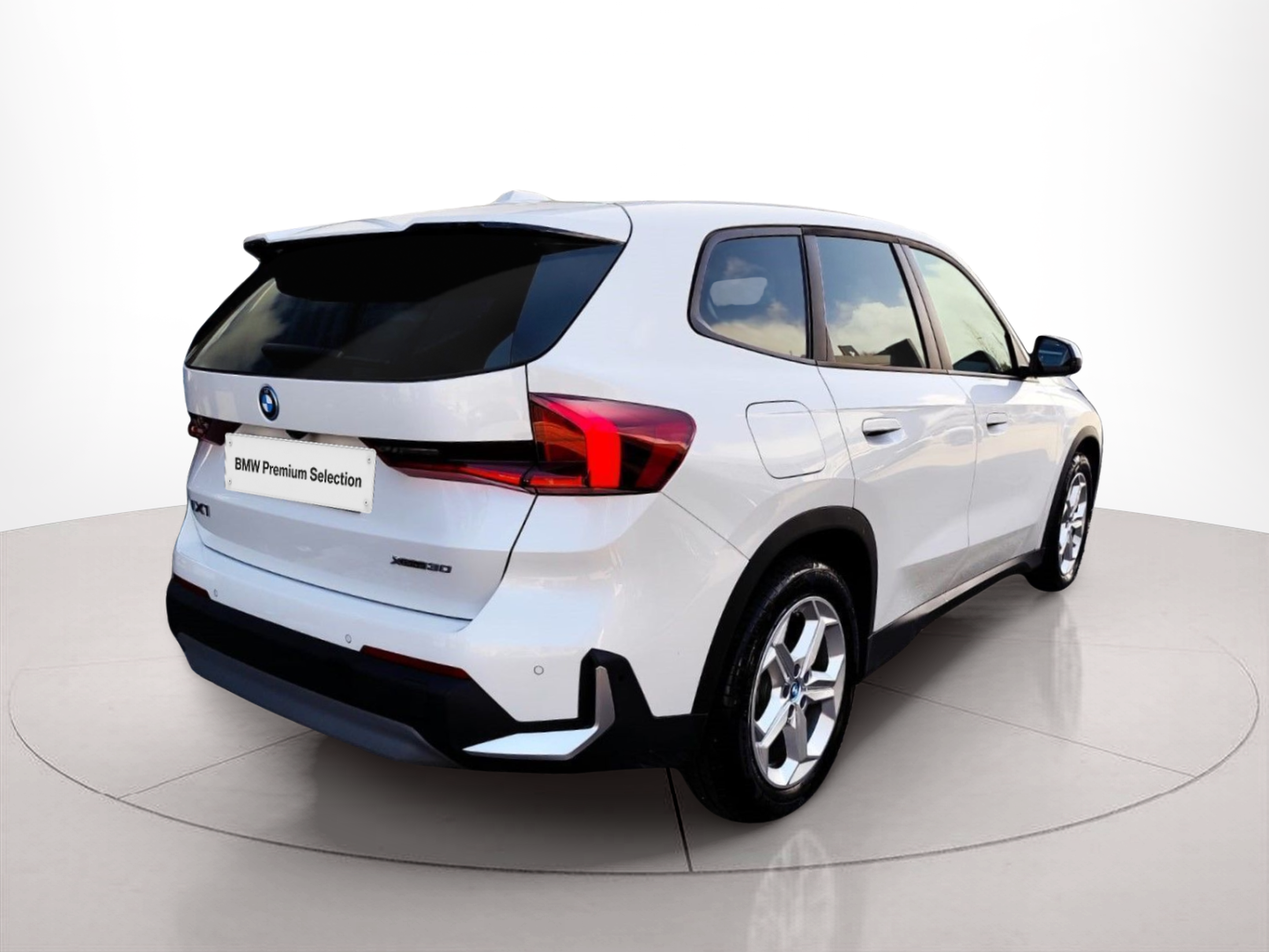 BMW iX1 xDrive30 color Blanco. Año 2023. 230KW(313CV). Elétrico. En concesionario Santogal Oeiras de Oeiras