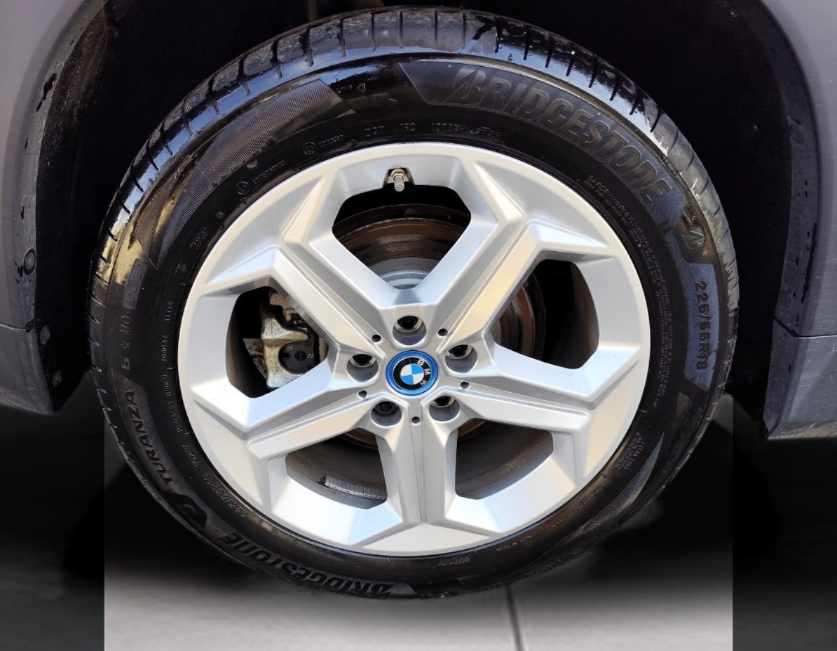 BMW iX1 xDrive30 color Blanco. Año 2023. 230KW(313CV). Elétrico. En concesionario Santogal Oeiras de Oeiras