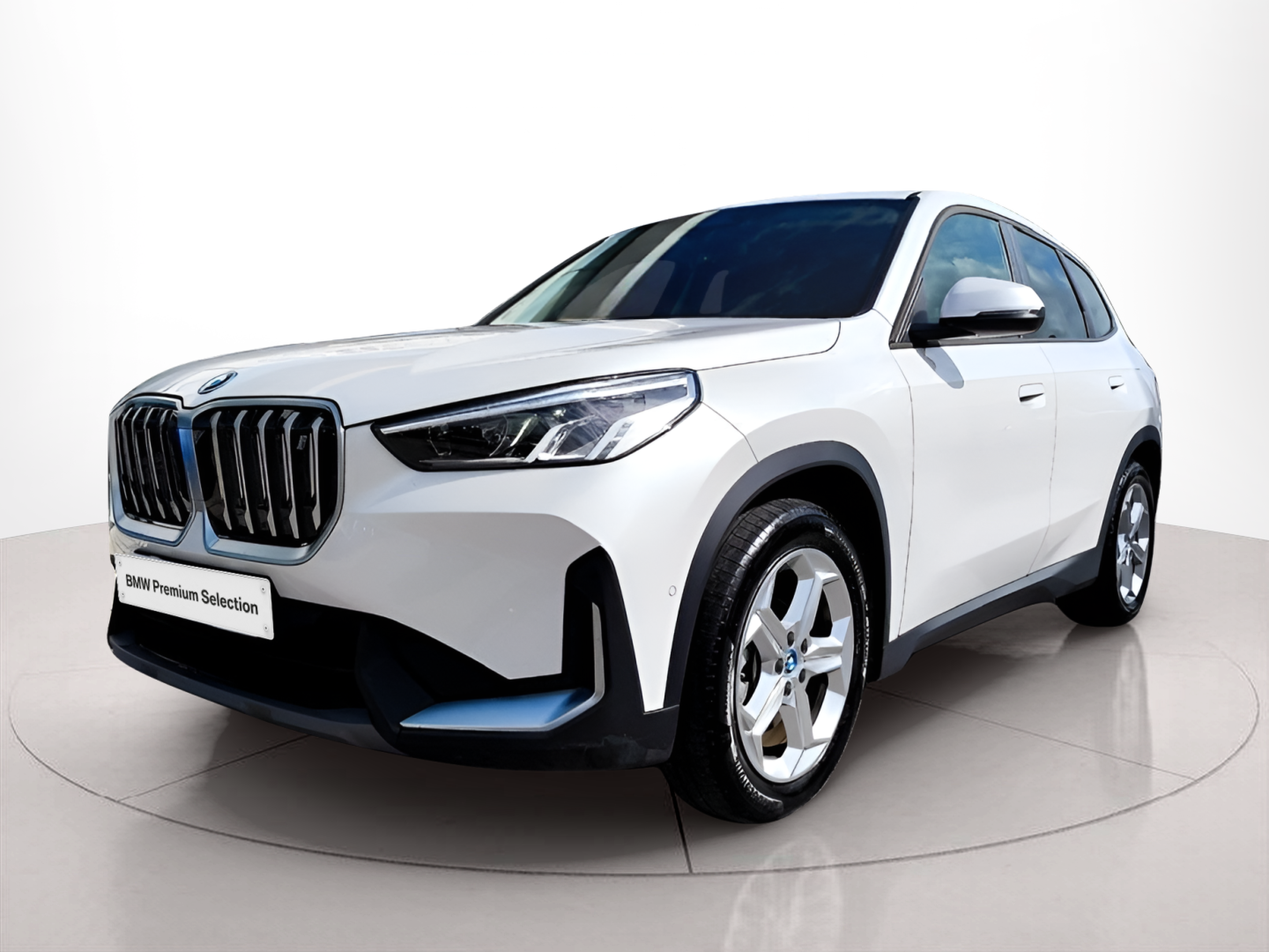 Fotos de BMW iX1 xDrive30 color Blanco. Año 2023. 230KW(313CV). Elétrico. En concesionario Santogal Oeiras de Oeiras