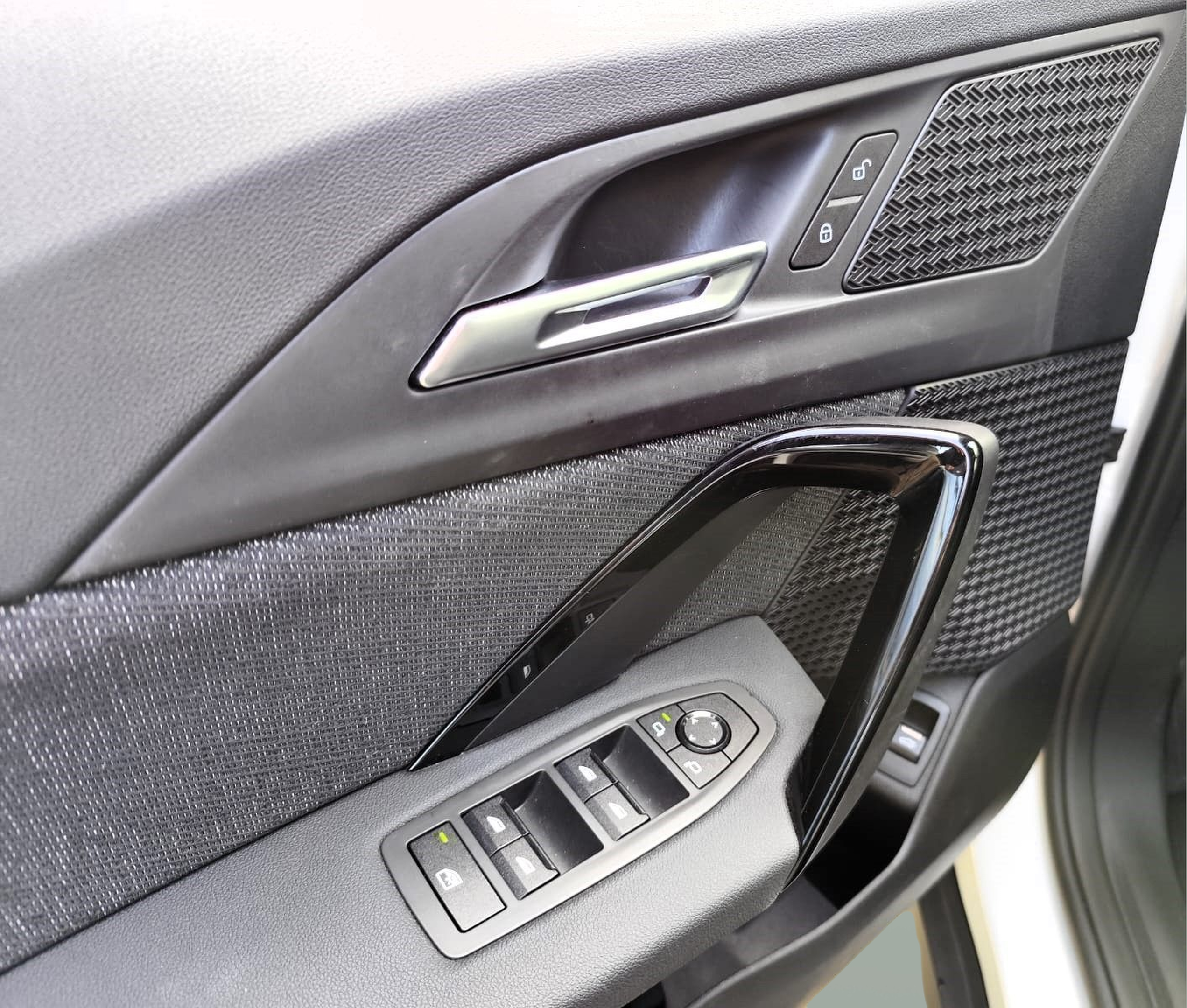 BMW iX1 xDrive30 color Blanco. Año 2023. 230KW(313CV). Elétrico. En concesionario Santogal Oeiras de Oeiras