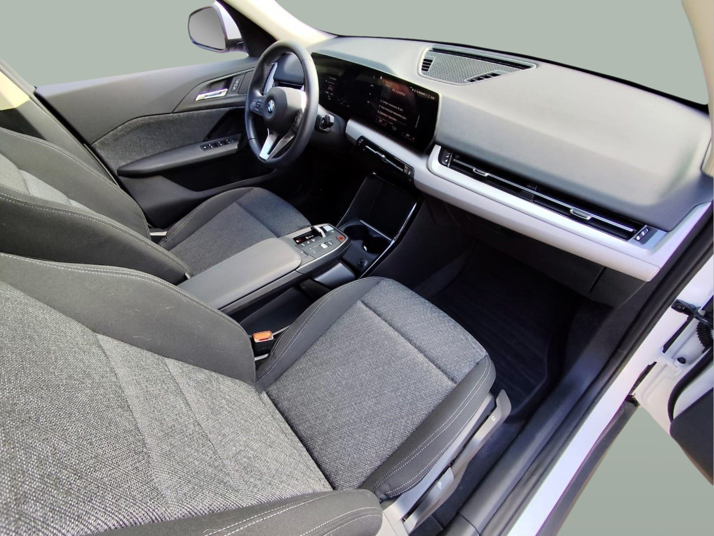 BMW iX1 xDrive30 color Blanco. Año 2023. 230KW(313CV). Elétrico. En concesionario Santogal Oeiras de Oeiras