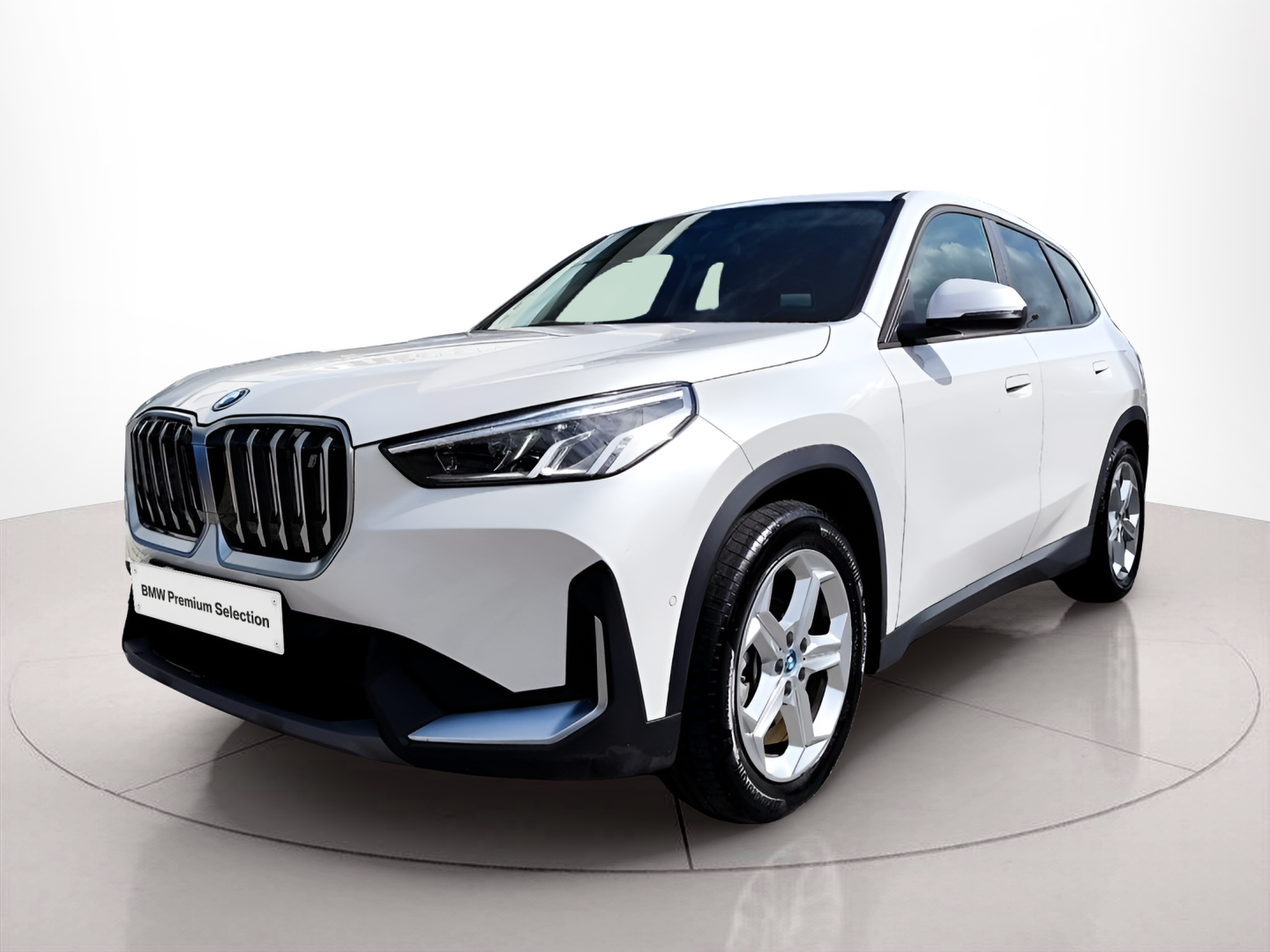 BMW iX1 xDrive30 color Blanco. Año 2023. 230KW(313CV). Elétrico. En concesionario Santogal Oeiras de Oeiras