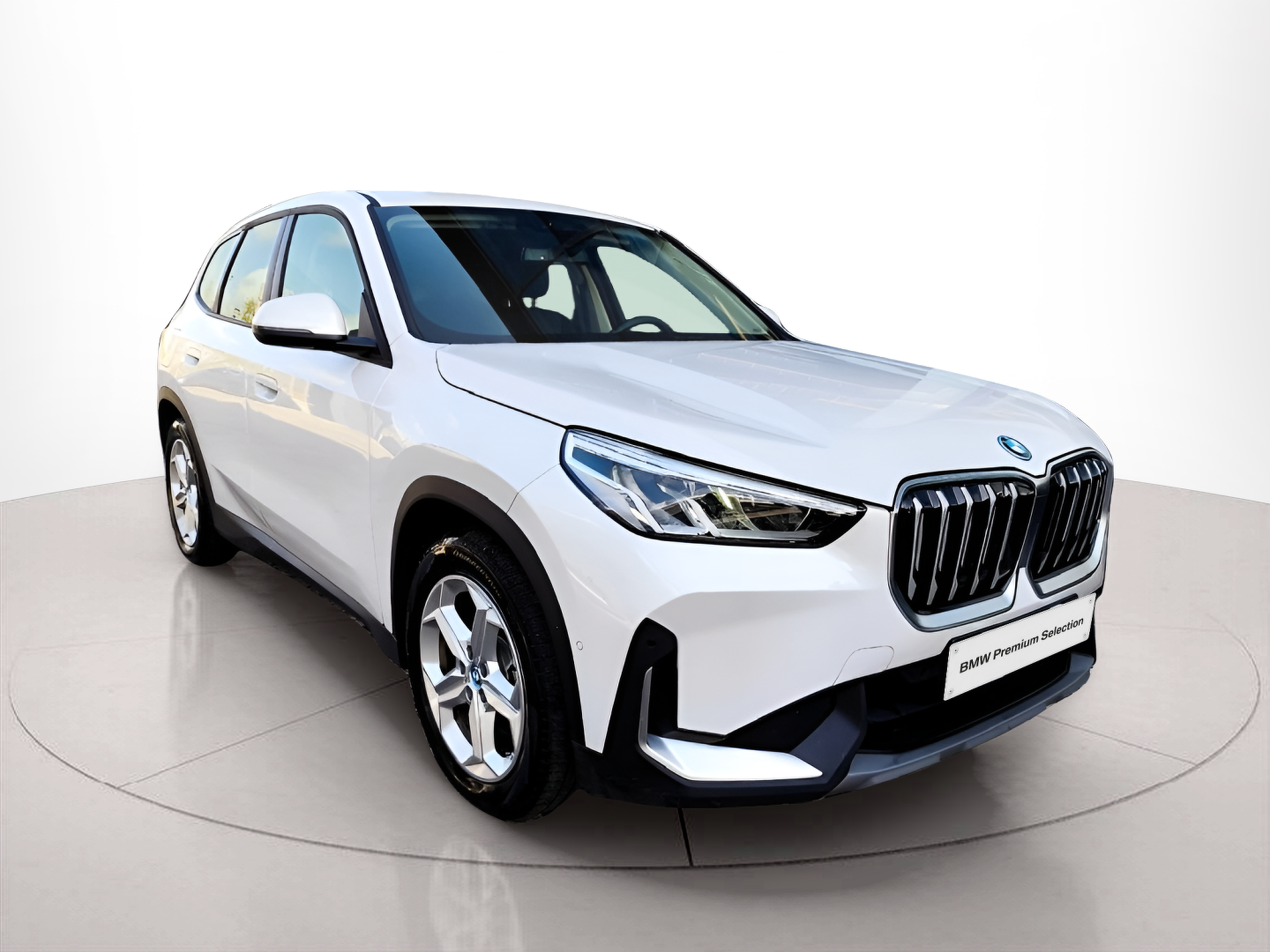 BMW iX1 xDrive30 color Blanco. Año 2023. 230KW(313CV). Elétrico. En concesionario Santogal Oeiras de Oeiras