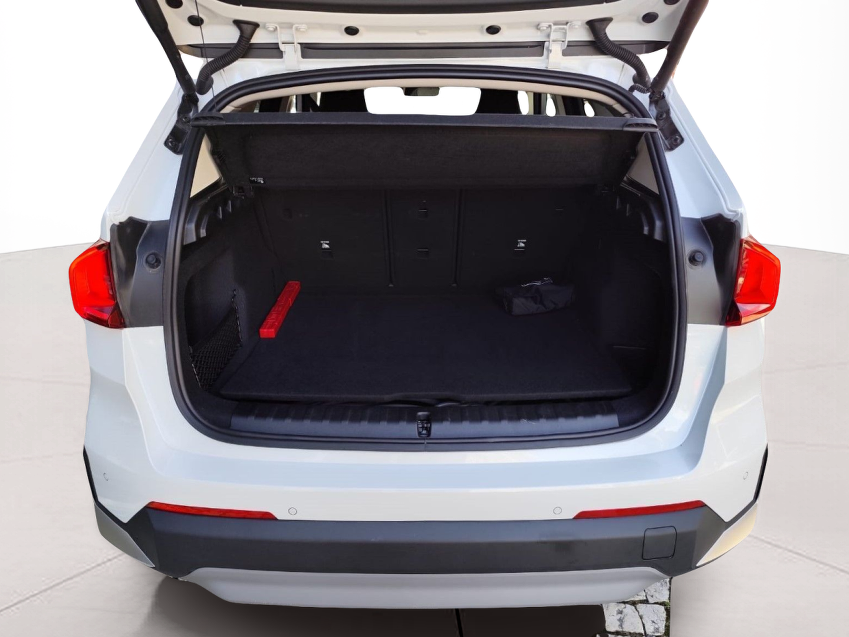 BMW iX1 xDrive30 color Blanco. Año 2023. 230KW(313CV). Elétrico. En concesionario Santogal Oeiras de Oeiras