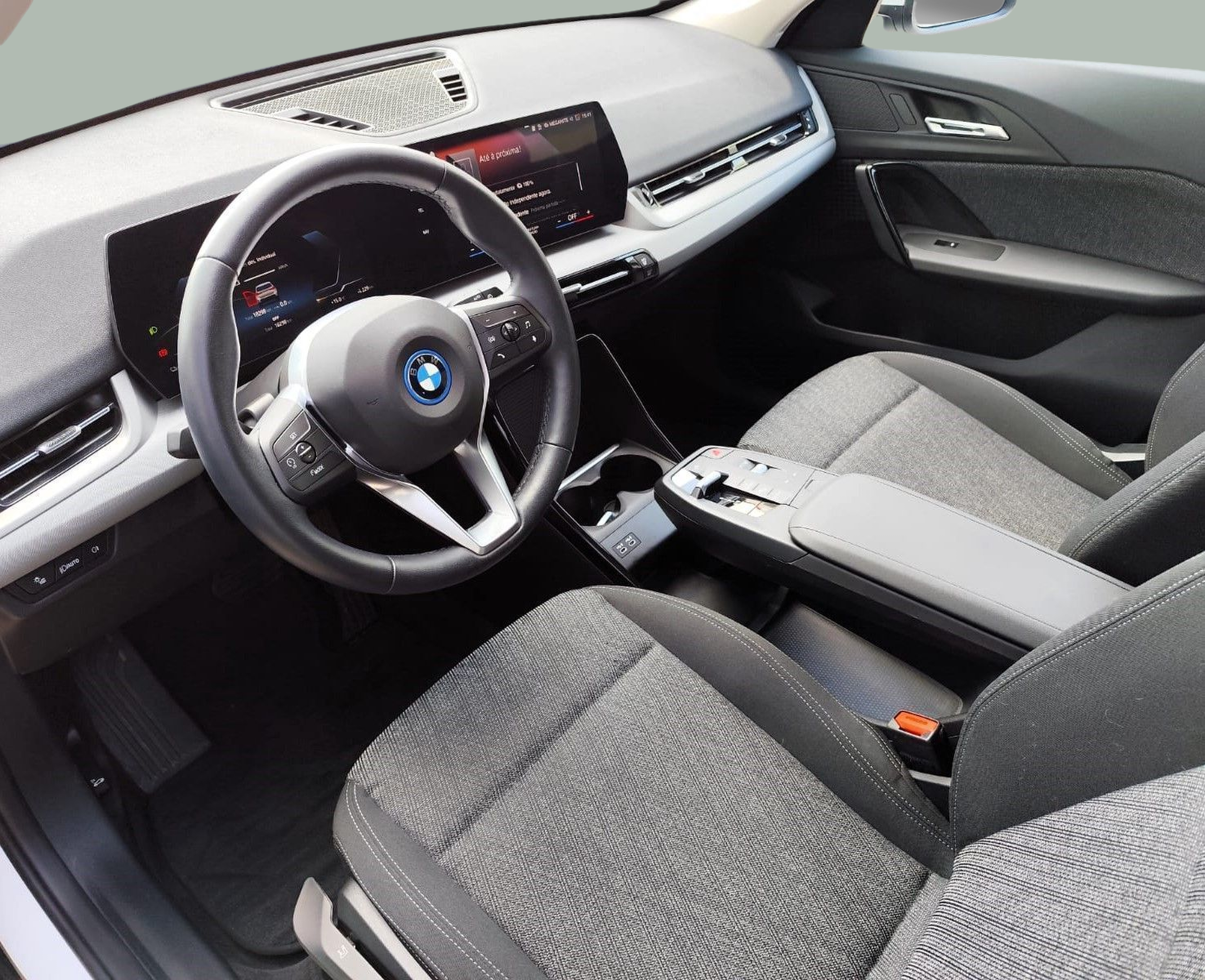 BMW iX1 xDrive30 color Blanco. Año 2023. 230KW(313CV). Elétrico. En concesionario Santogal Oeiras de Oeiras