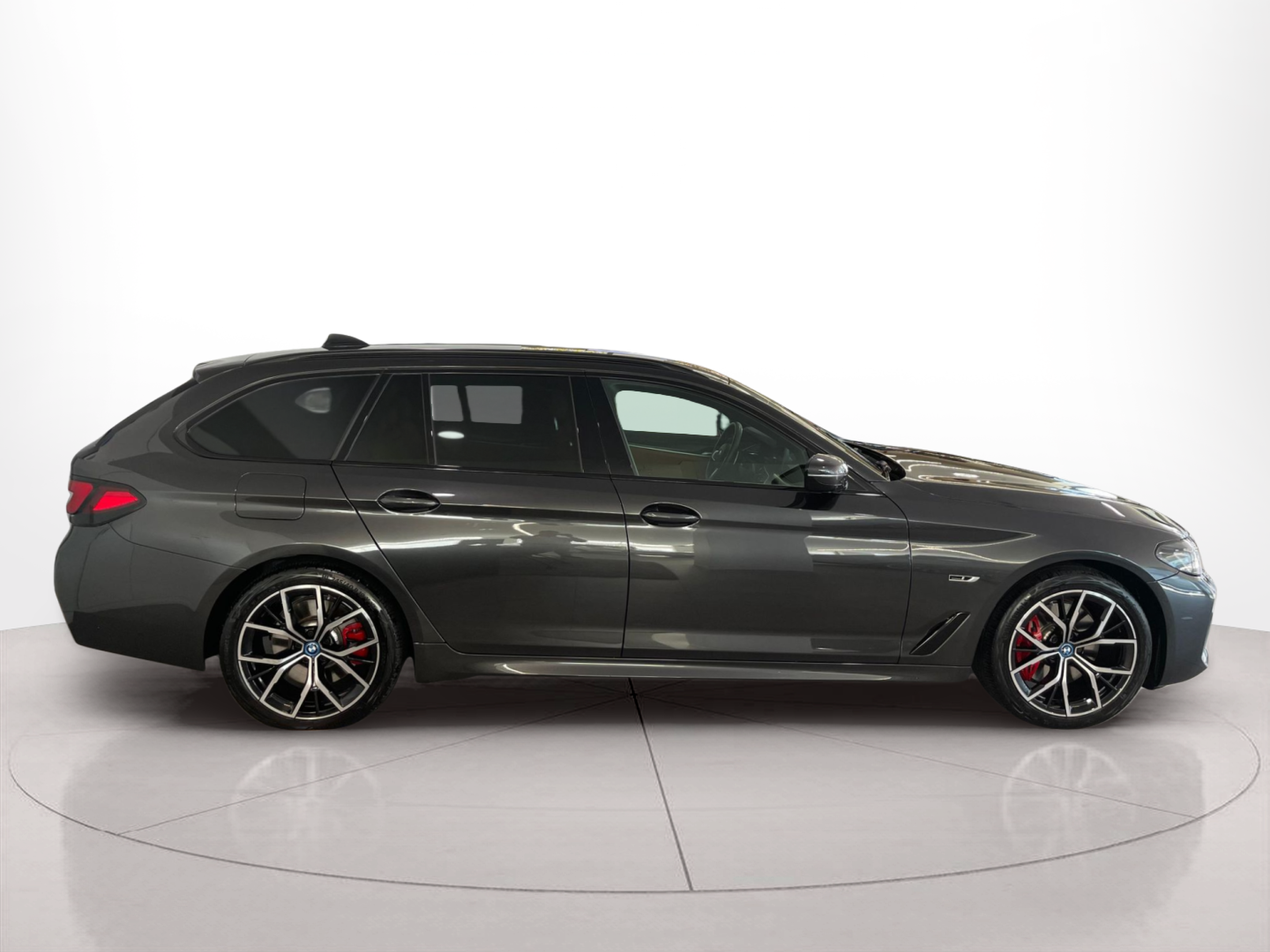 Fotos de BMW Série 5 530e Touring color Gris. Año 2023. 215KW(292CV). Elétrico / Gasolina Híbrido. En concesionario Santogal Carnaxide de Oeiras