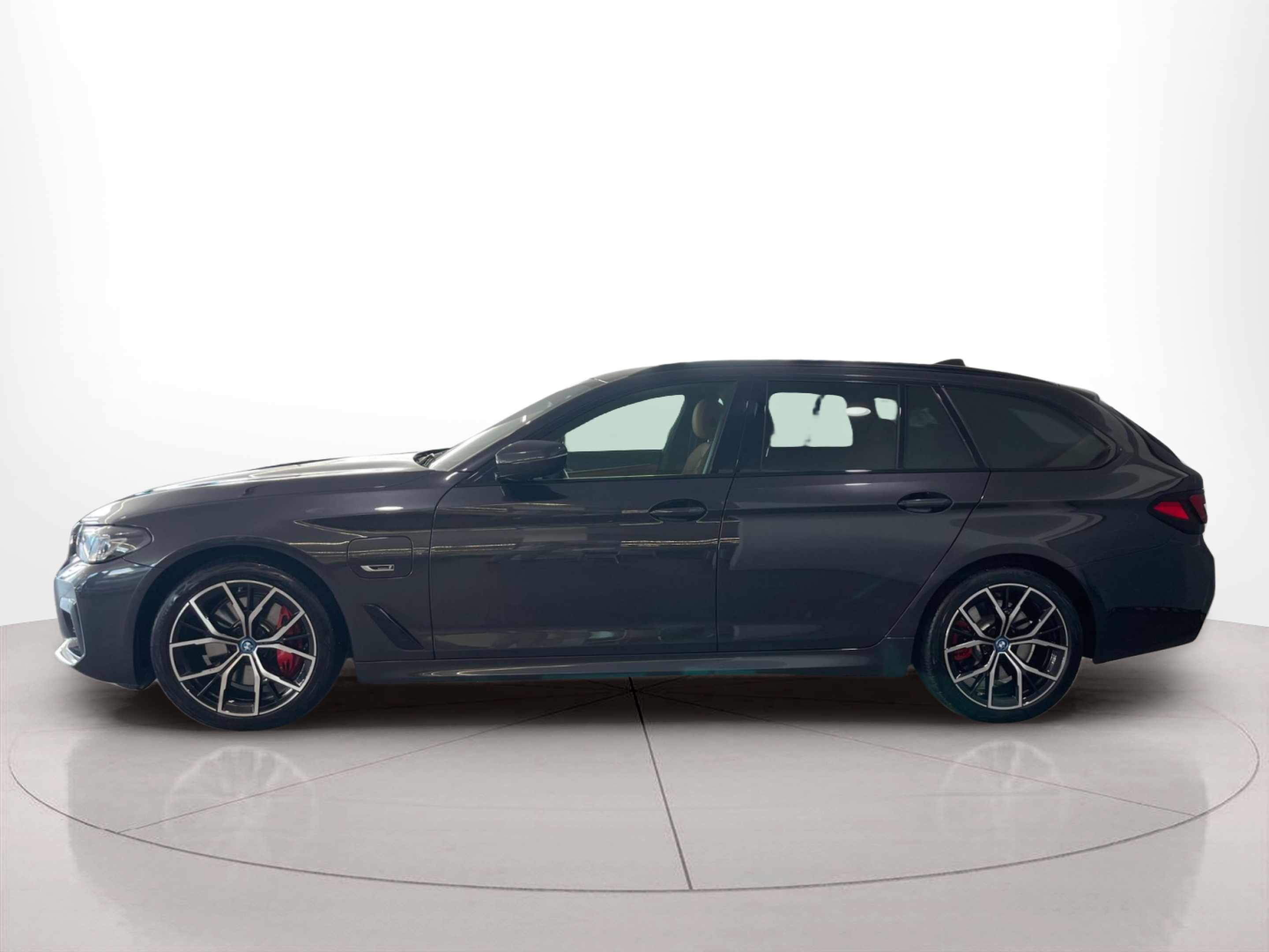 BMW Série 5 530e Touring color Gris. Año 2023. 215KW(292CV). Elétrico / Gasolina Híbrido. En concesionario Santogal Carnaxide de Oeiras