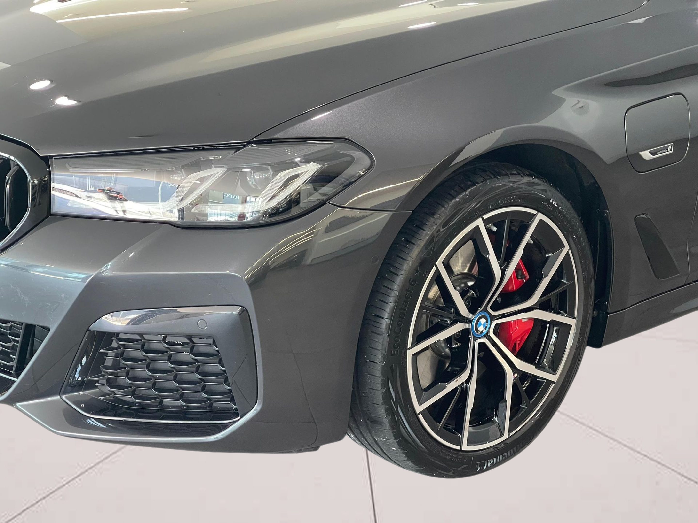 BMW Série 5 530e Touring color Gris. Año 2023. 215KW(292CV). Elétrico / Gasolina Híbrido. En concesionario Santogal Carnaxide de Oeiras