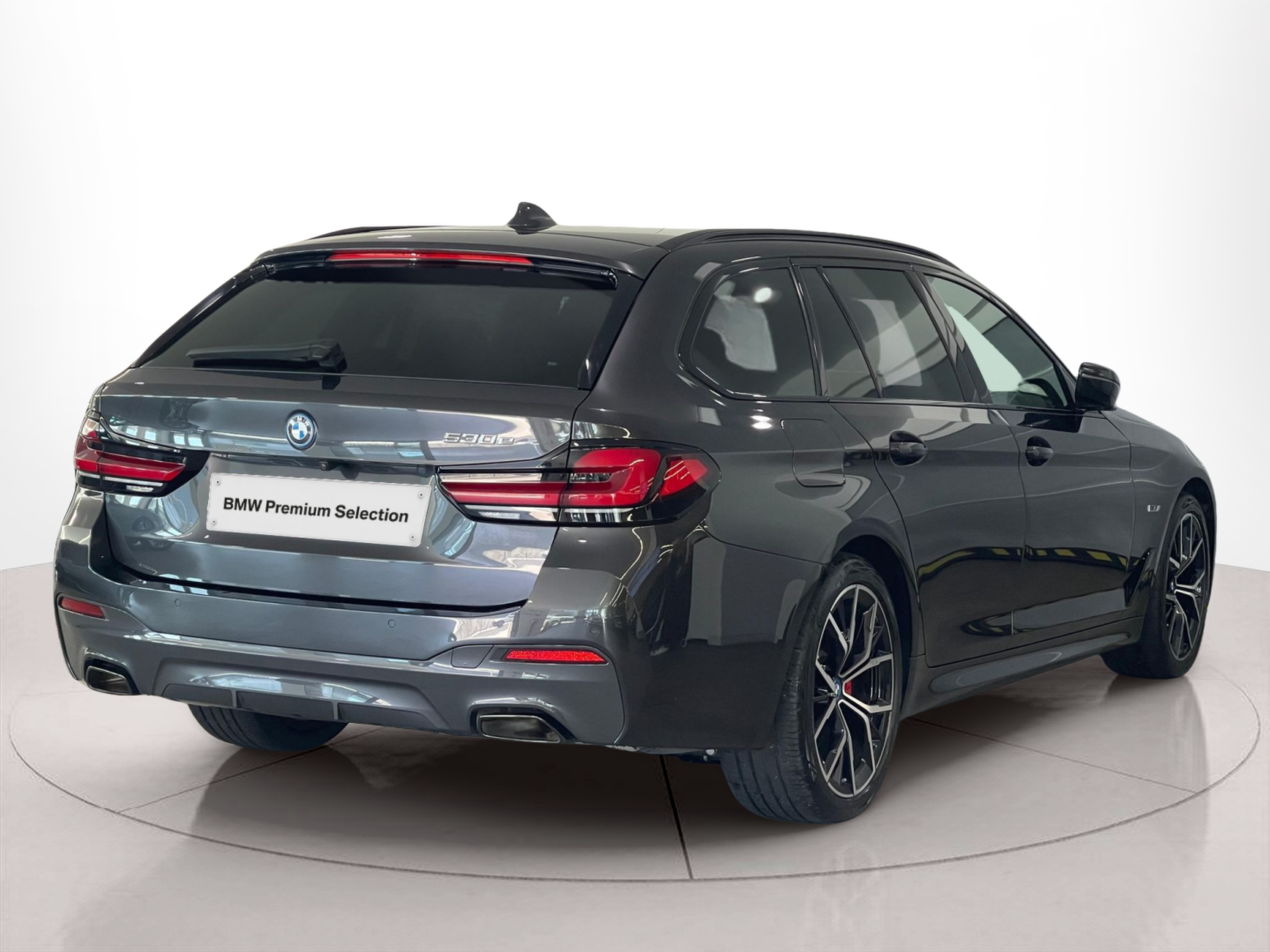 BMW Série 5 530e Touring color Gris. Año 2023. 215KW(292CV). Elétrico / Gasolina Híbrido. En concesionario Santogal Carnaxide de Oeiras