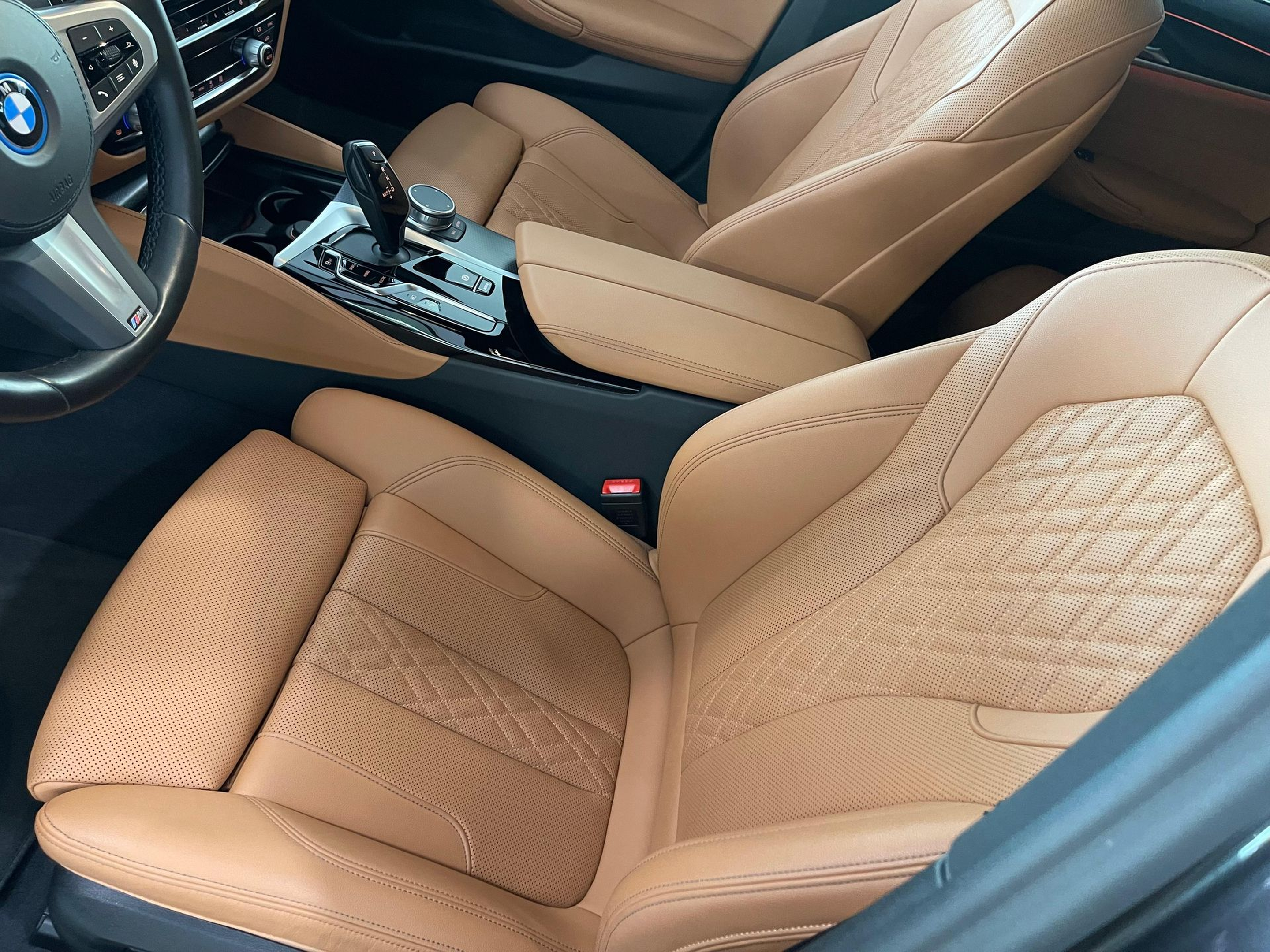 BMW Série 5 530e Touring color Gris. Año 2023. 215KW(292CV). Elétrico / Gasolina Híbrido. En concesionario Santogal Carnaxide de Oeiras
