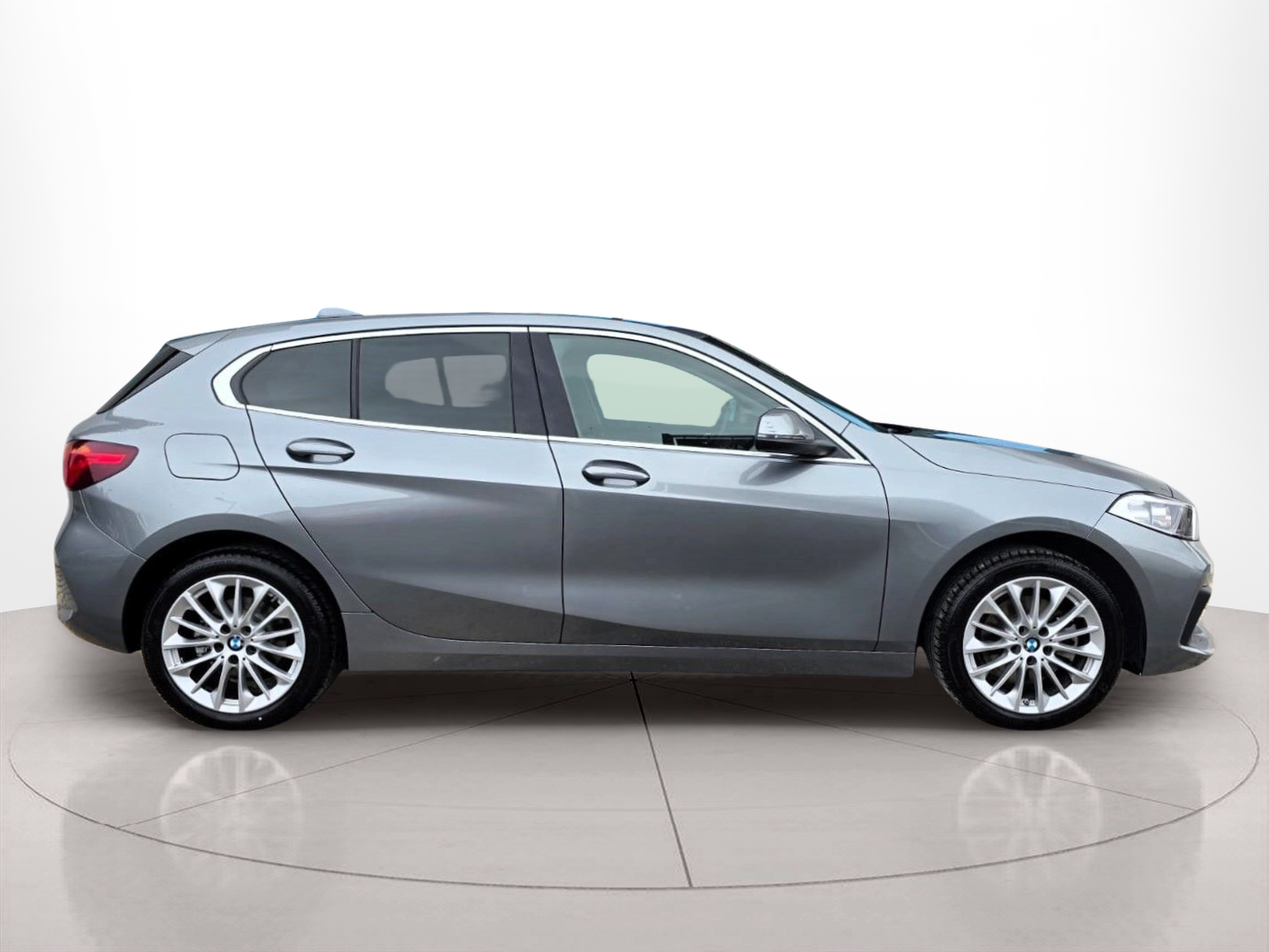 Fotos de BMW Série 1 116d color Gris. Año 2023. 85KW(116CV). Diesel. En concesionario Santogal Oeiras de Oeiras