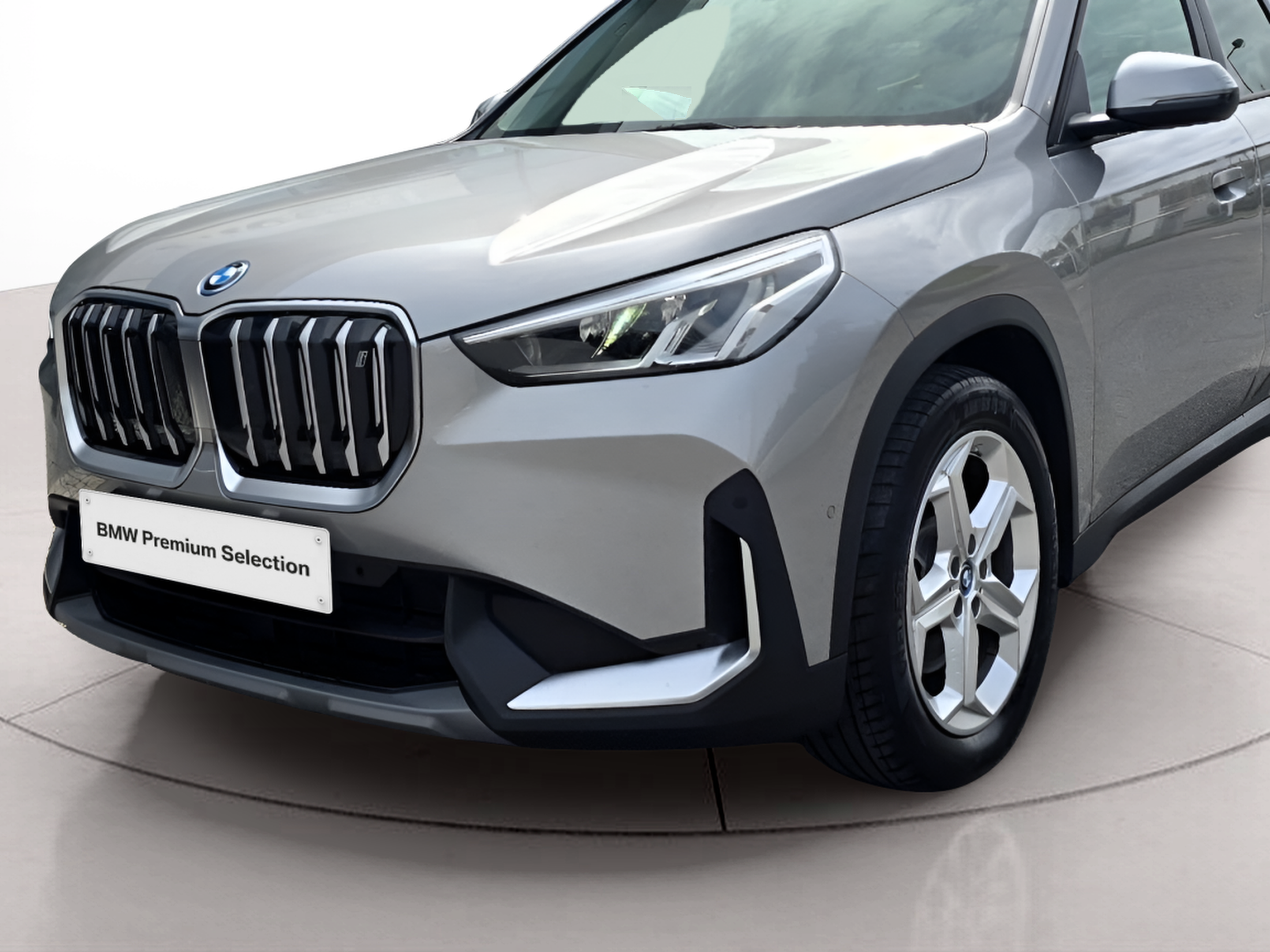 BMW iX1 xDrive30 color Dorado. Año 2023. 230KW(313CV). Elétrico. En concesionario Santogal Oeiras de Oeiras