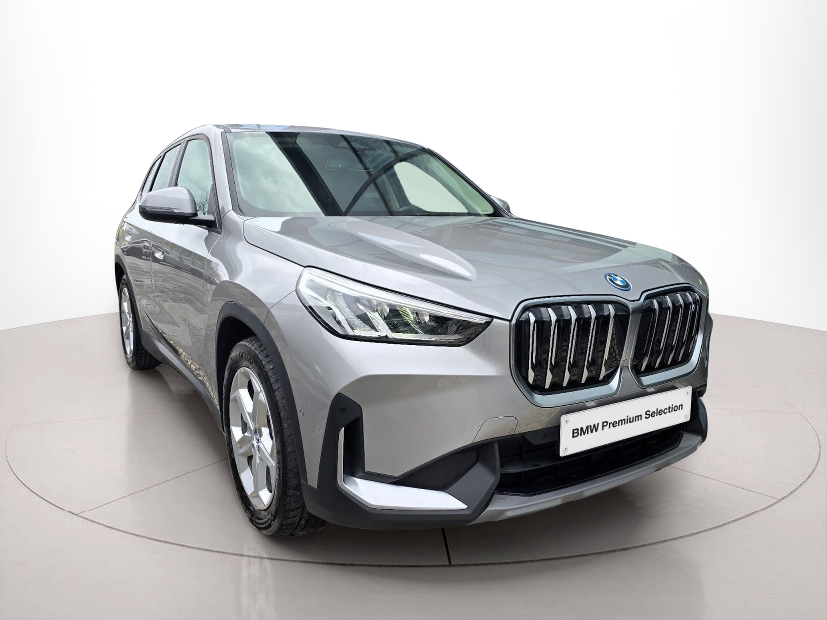 BMW iX1 xDrive30 color Dorado. Año 2023. 230KW(313CV). Elétrico. En concesionario Santogal Oeiras de Oeiras