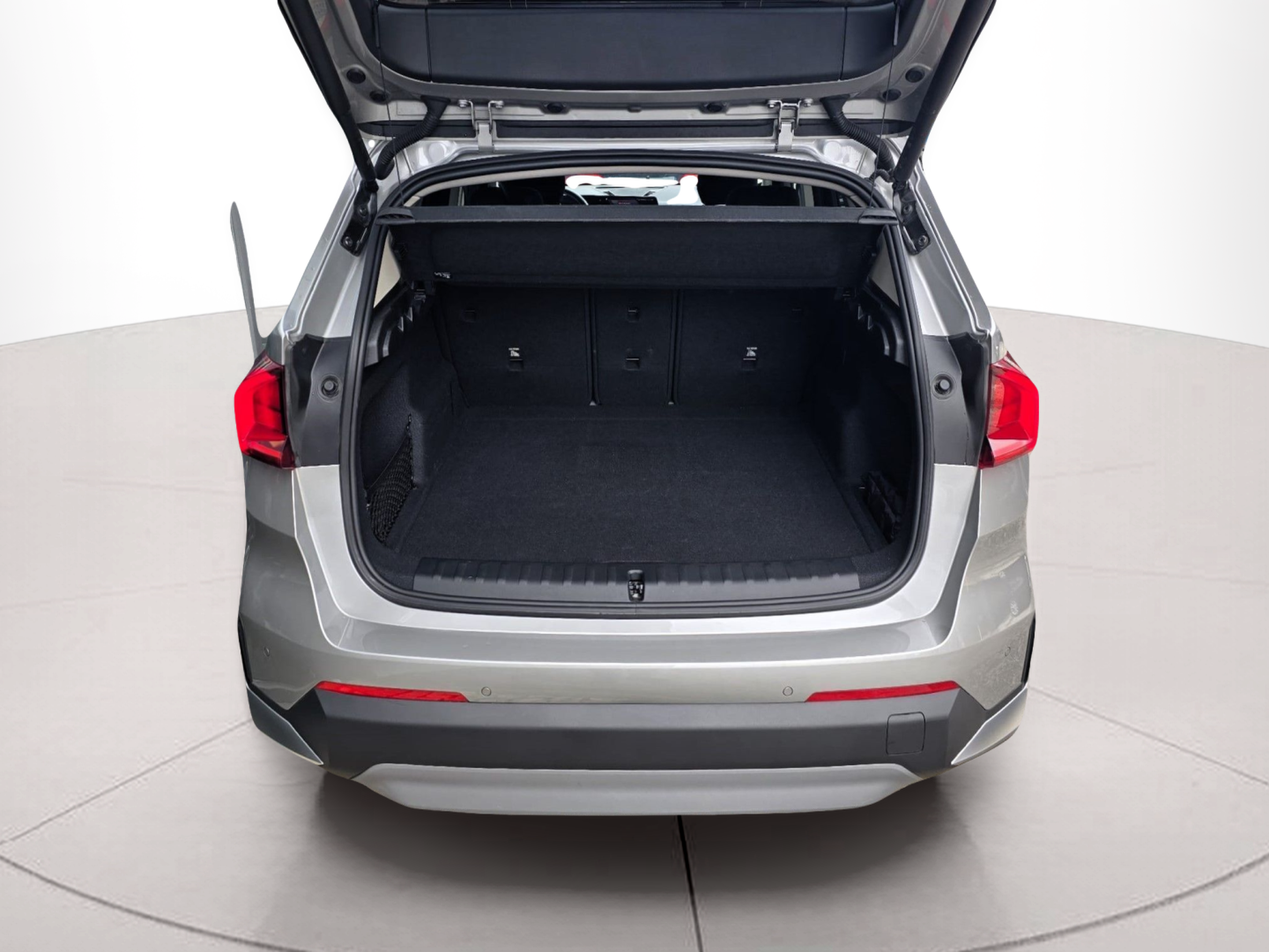 BMW iX1 xDrive30 color Dorado. Año 2023. 230KW(313CV). Elétrico. En concesionario Santogal Oeiras de Oeiras