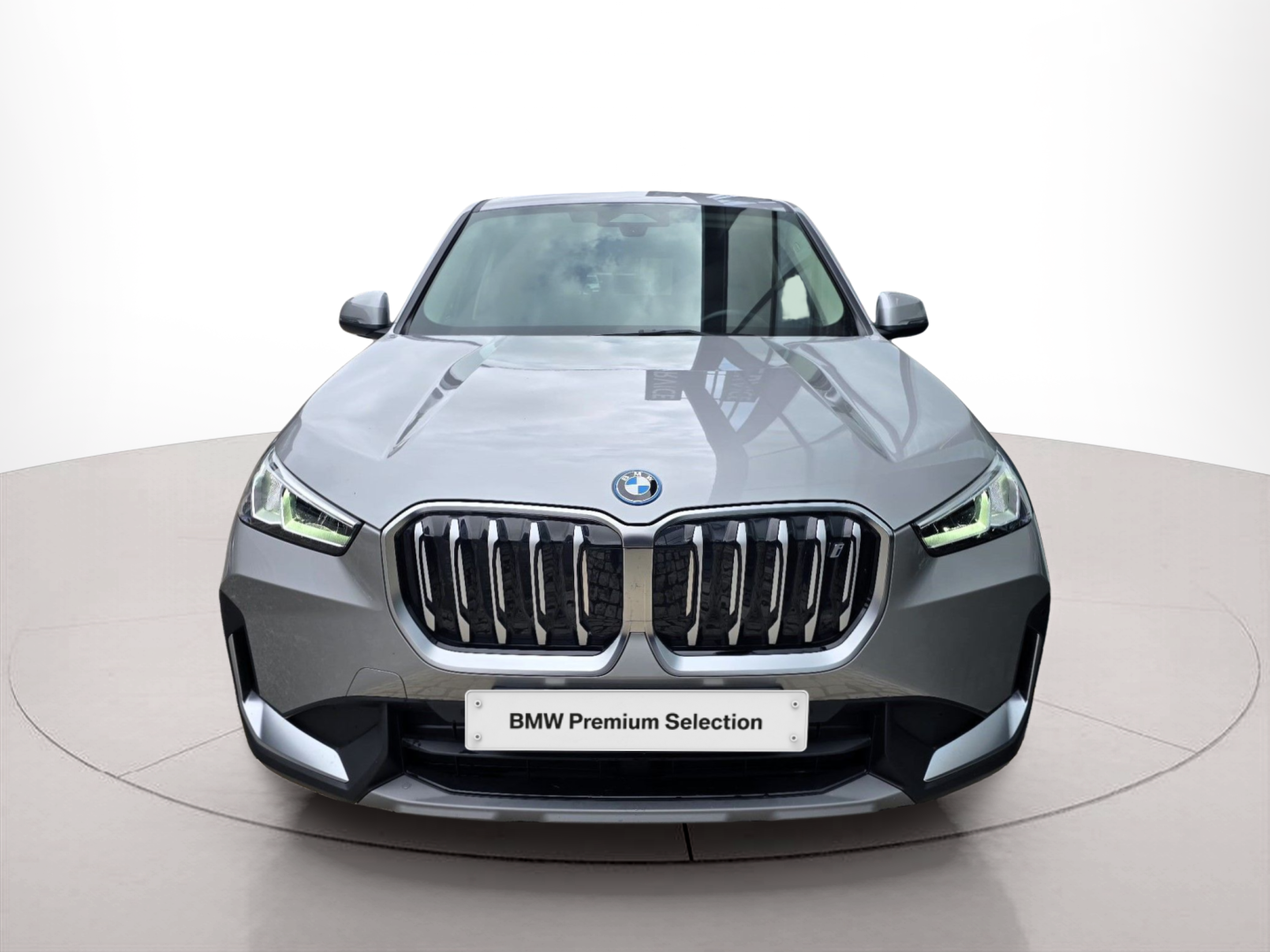 Fotos de BMW iX1 xDrive30 color Dorado. Año 2023. 230KW(313CV). Elétrico. En concesionario Santogal Oeiras de Oeiras