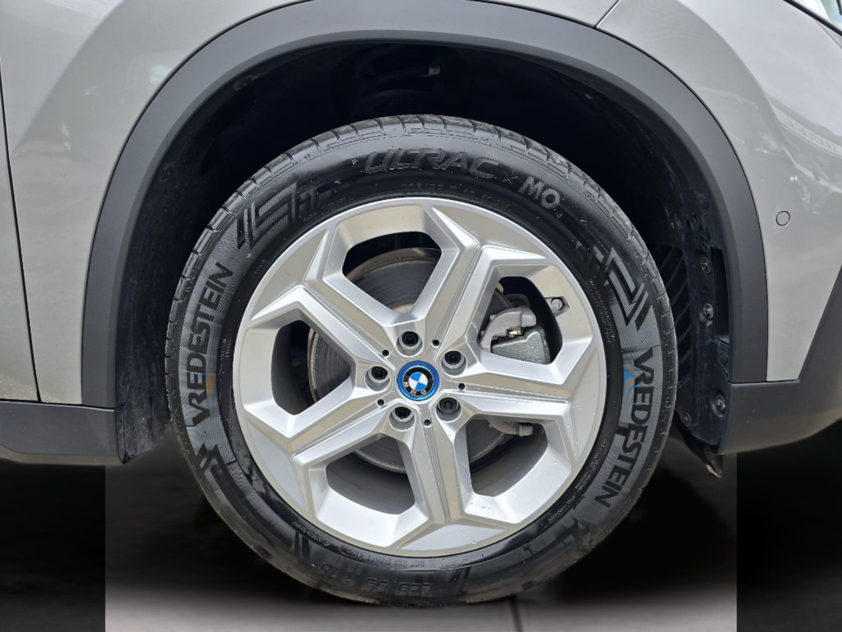 BMW iX1 xDrive30 color Dorado. Año 2023. 230KW(313CV). Elétrico. En concesionario Santogal Oeiras de Oeiras