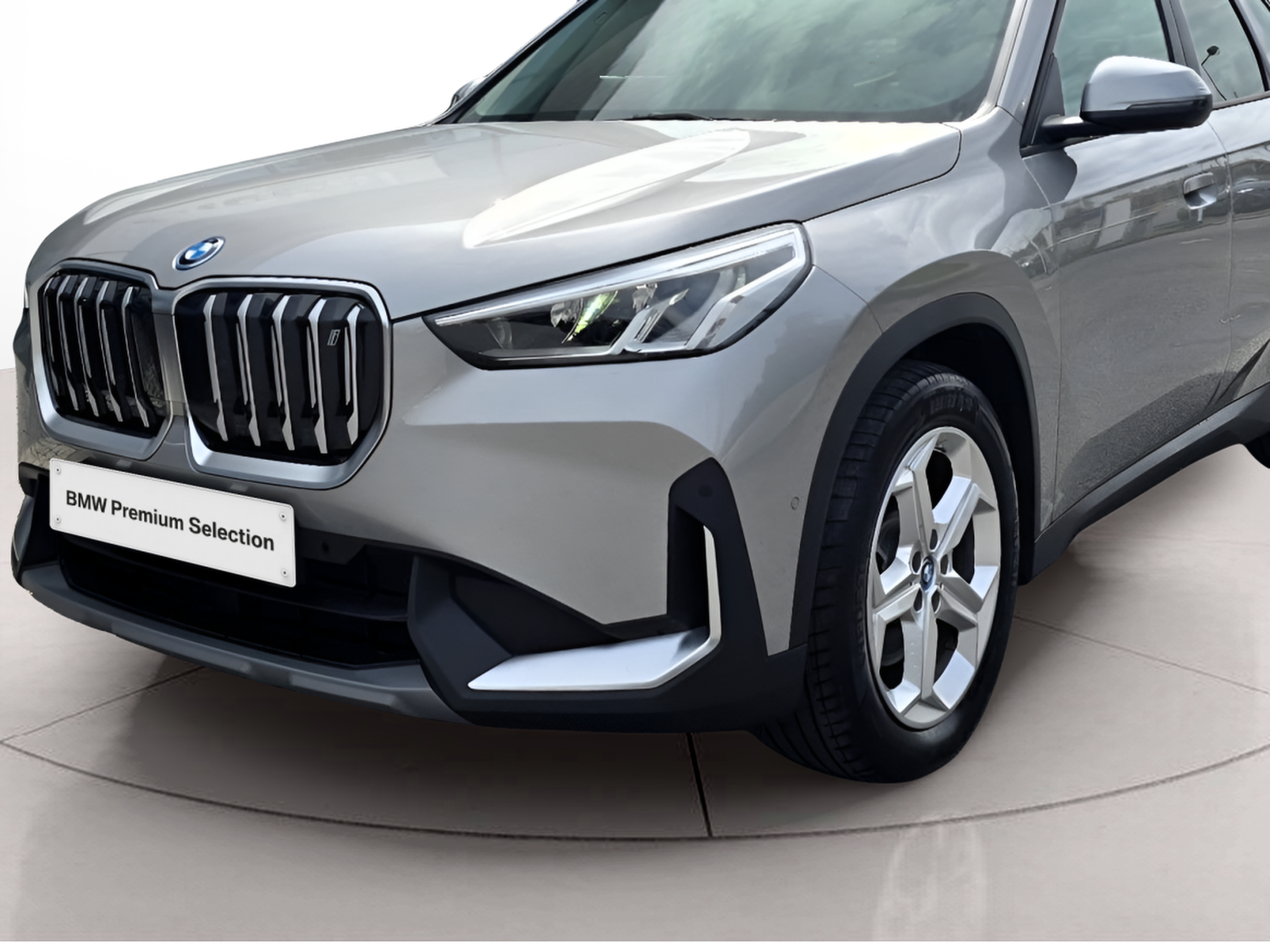 BMW iX1 xDrive30 color Dorado. Año 2023. 230KW(313CV). Elétrico. En concesionario Santogal Oeiras de Oeiras