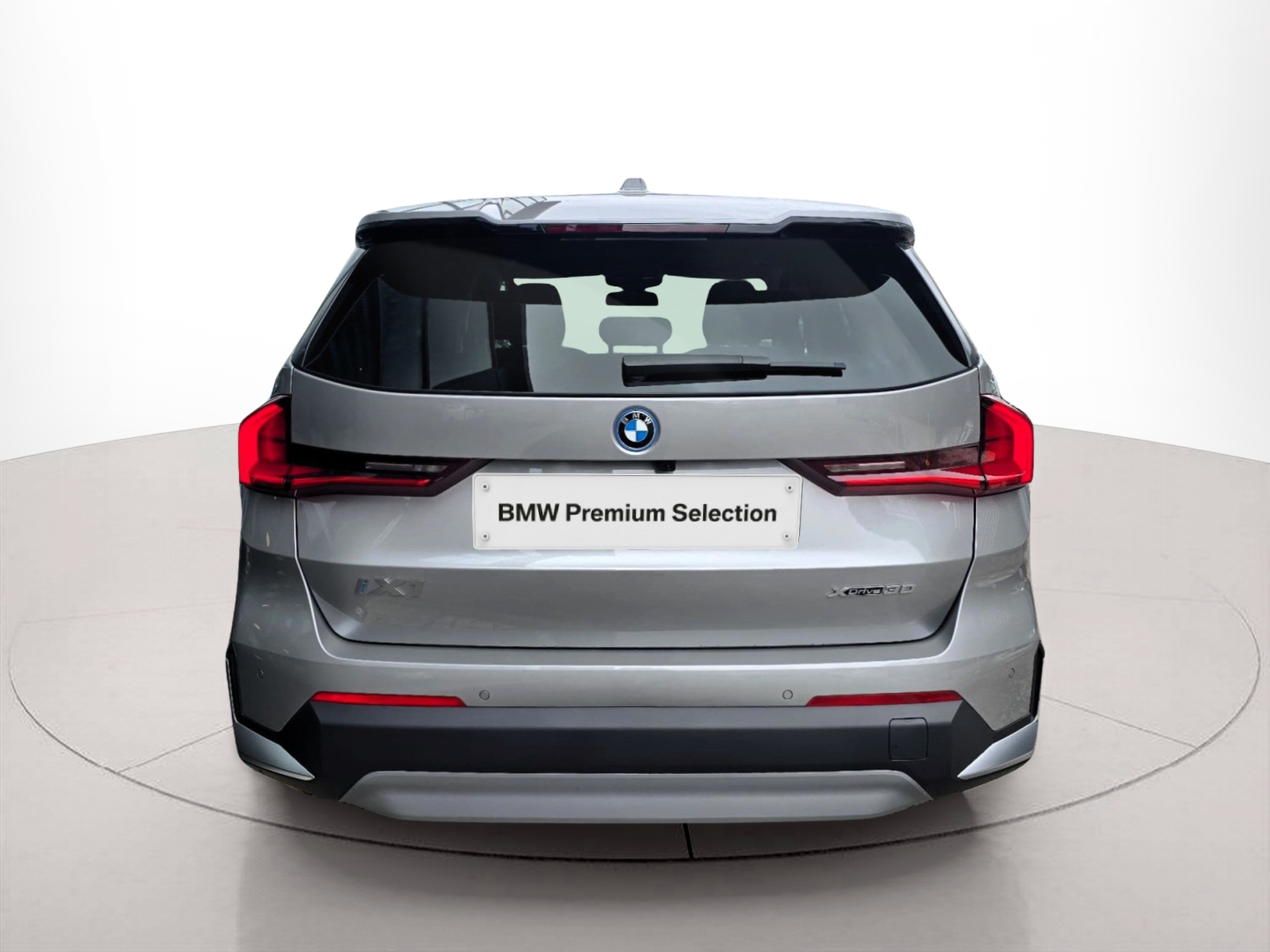 BMW iX1 xDrive30 color Dorado. Año 2023. 230KW(313CV). Elétrico. En concesionario Santogal Oeiras de Oeiras