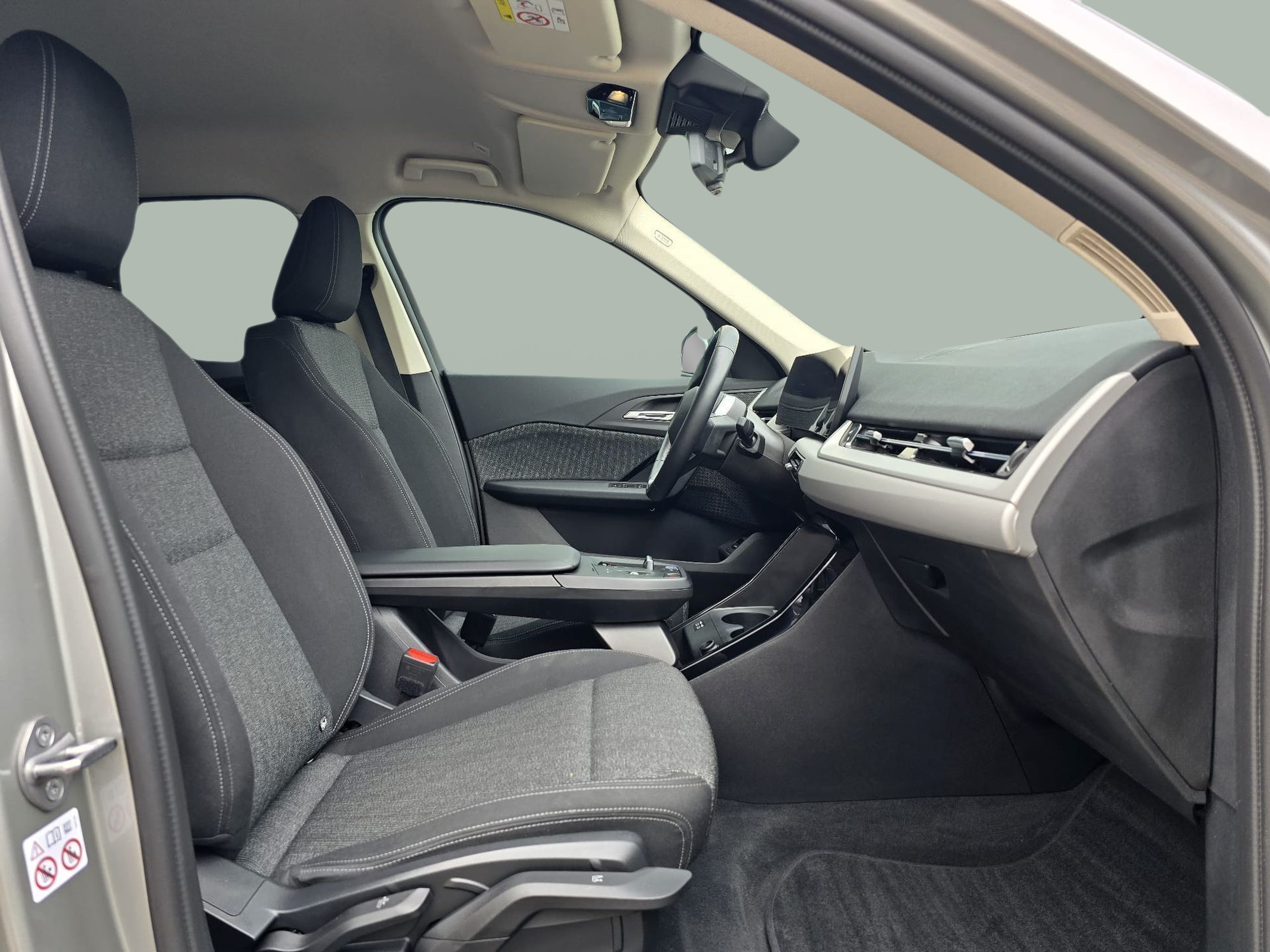 BMW iX1 xDrive30 color Dorado. Año 2023. 230KW(313CV). Elétrico. En concesionario Santogal Oeiras de Oeiras