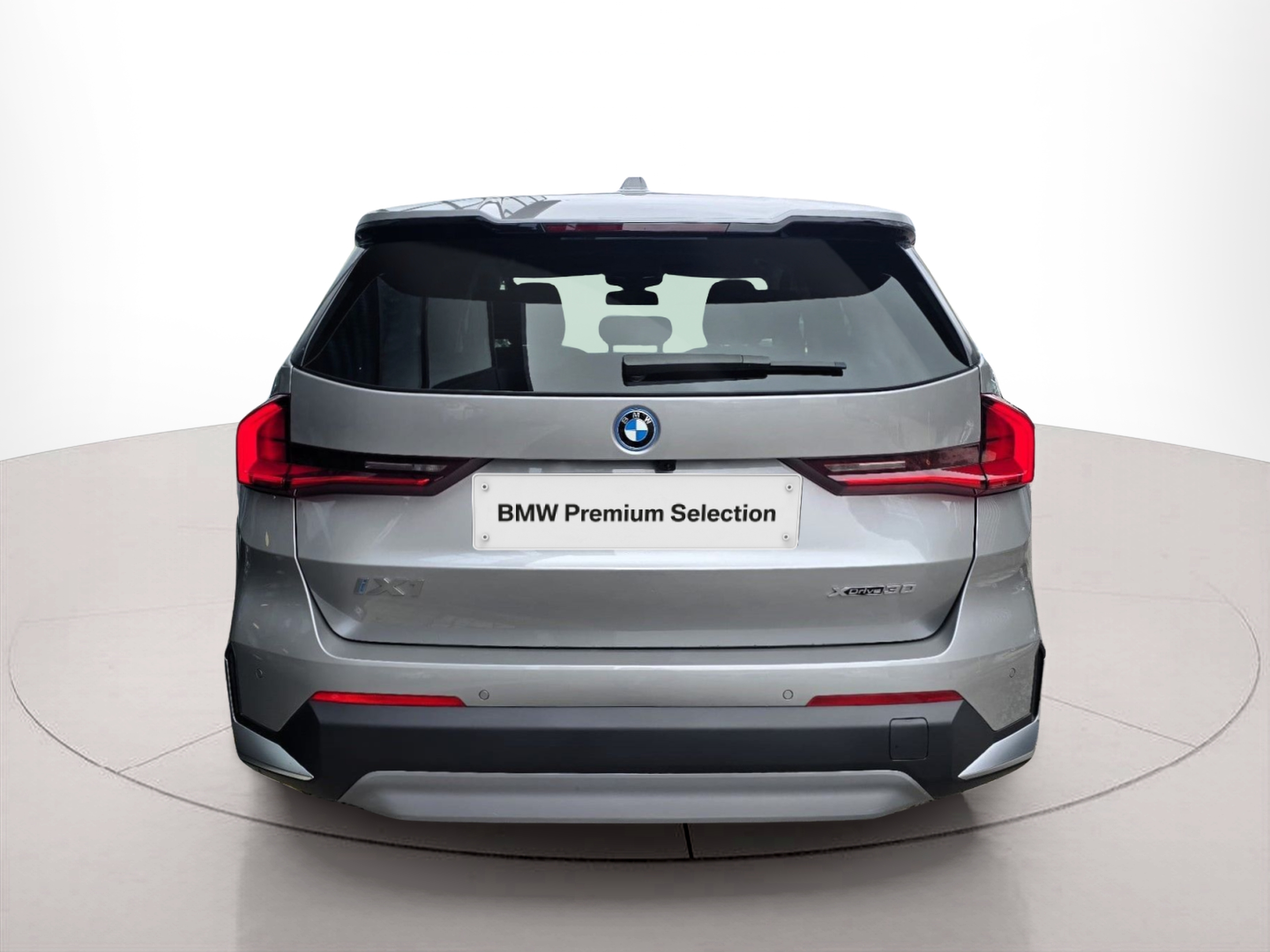 BMW iX1 xDrive30 color Dorado. Año 2023. 230KW(313CV). Elétrico. En concesionario Santogal Oeiras de Oeiras