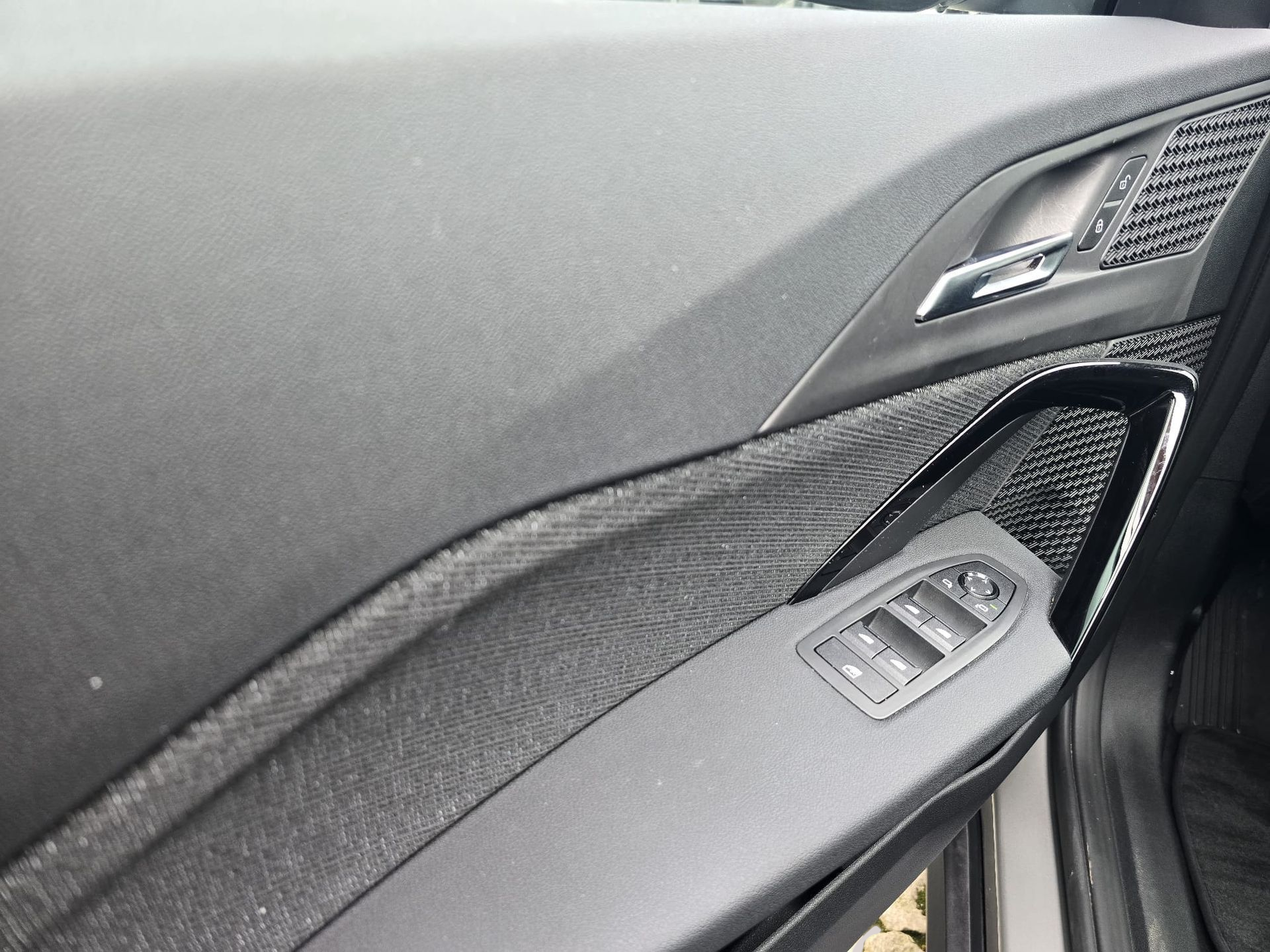 BMW iX1 xDrive30 color Dorado. Año 2023. 230KW(313CV). Elétrico. En concesionario Santogal Oeiras de Oeiras