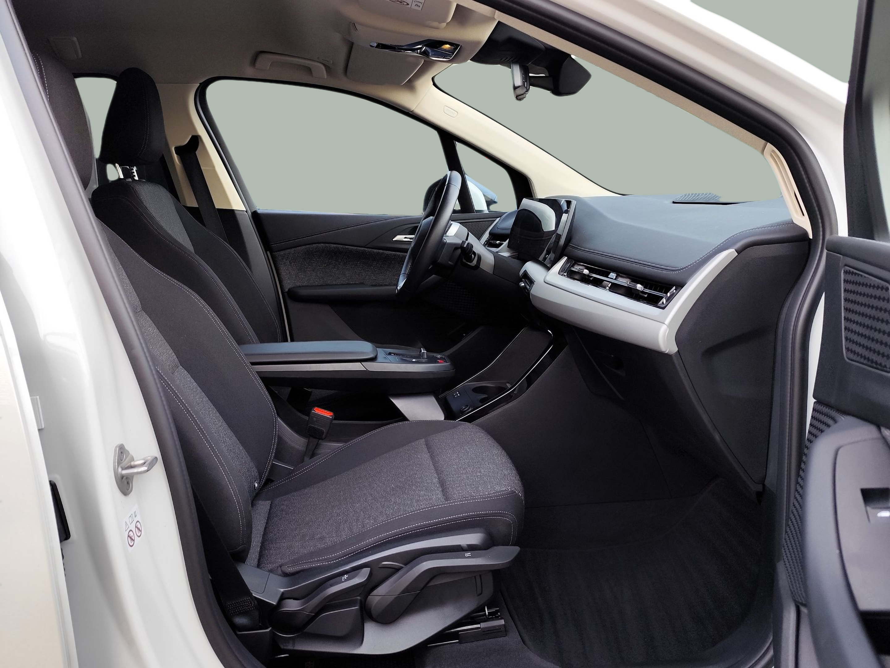 BMW Série 2 218i Active Tourer color Blanco. Año 2024. 100KW(136CV). Gasolina. En concesionario Santogal Oeiras de Oeiras