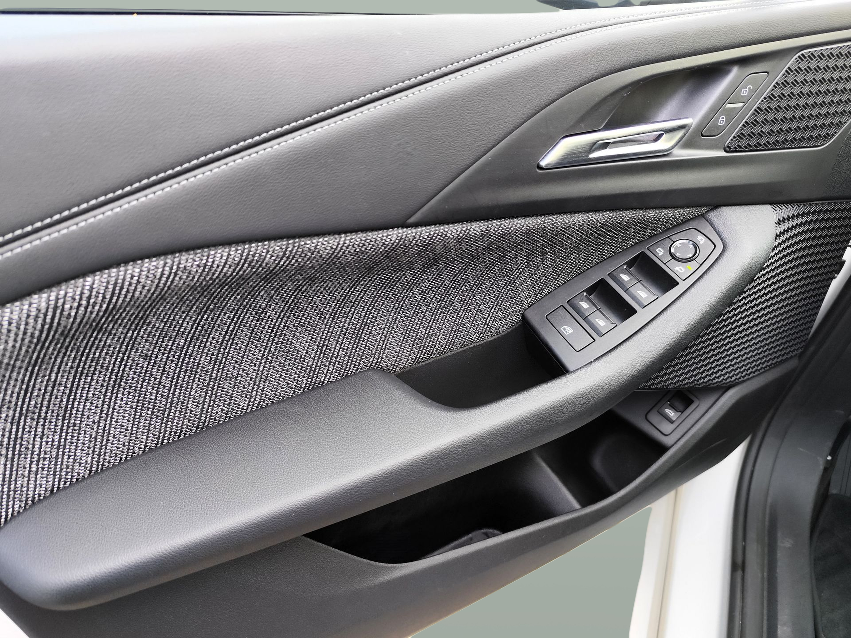 BMW Série 2 218i Active Tourer color Blanco. Año 2024. 100KW(136CV). Gasolina. En concesionario Santogal Oeiras de Oeiras