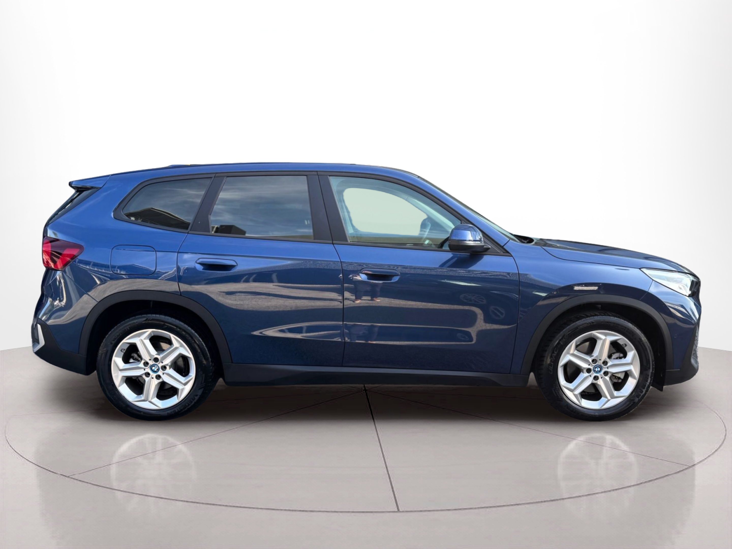 Fotos de BMW iX1 xDrive30 color Azul. Año 2024. 230KW(313CV). Elétrico. En concesionario Santogal Oeiras de Oeiras
