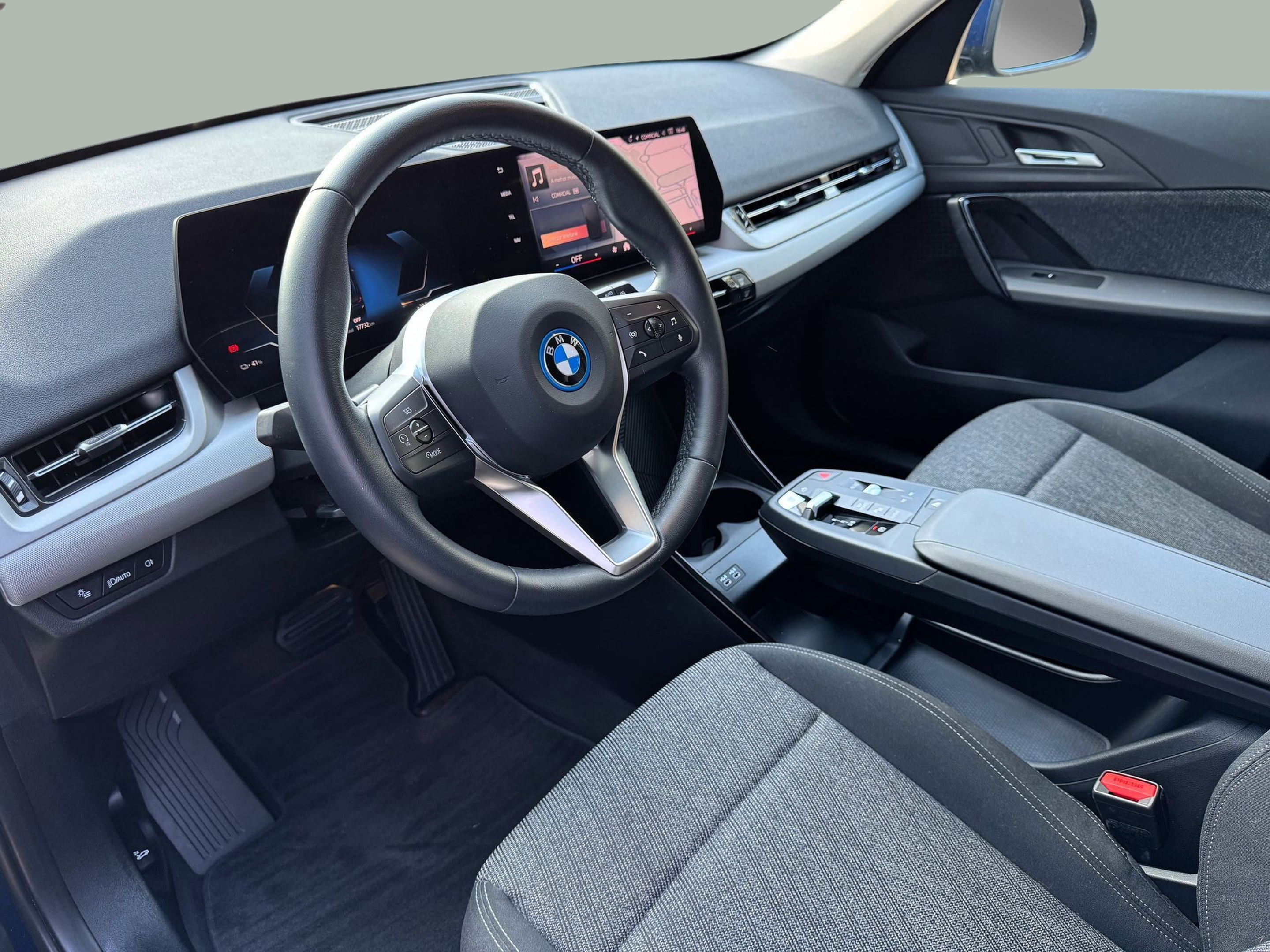 BMW iX1 xDrive30 color Azul. Año 2024. 230KW(313CV). Elétrico. En concesionario Santogal Oeiras de Oeiras