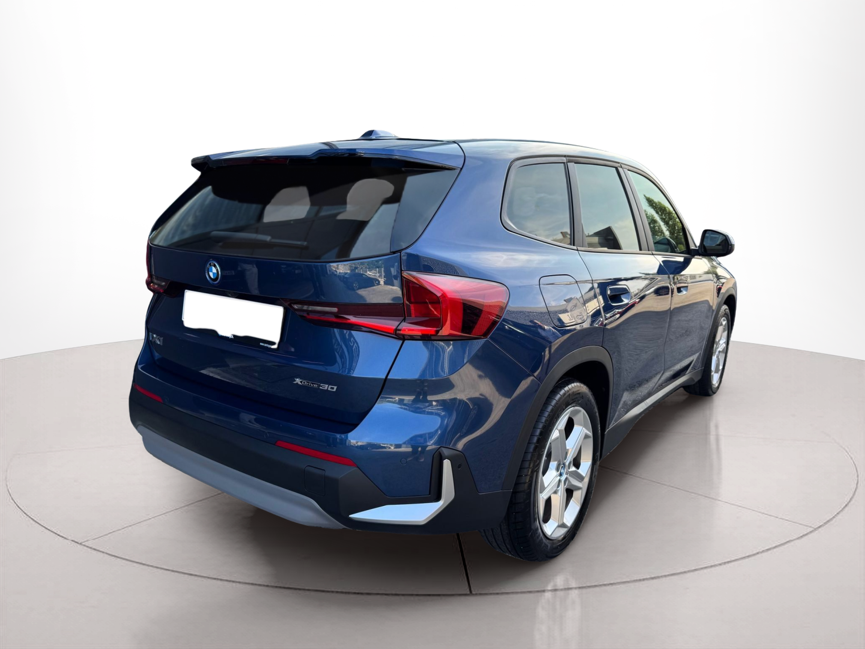 BMW iX1 xDrive30 color Azul. Año 2024. 230KW(313CV). Elétrico. En concesionario Santogal Oeiras de Oeiras