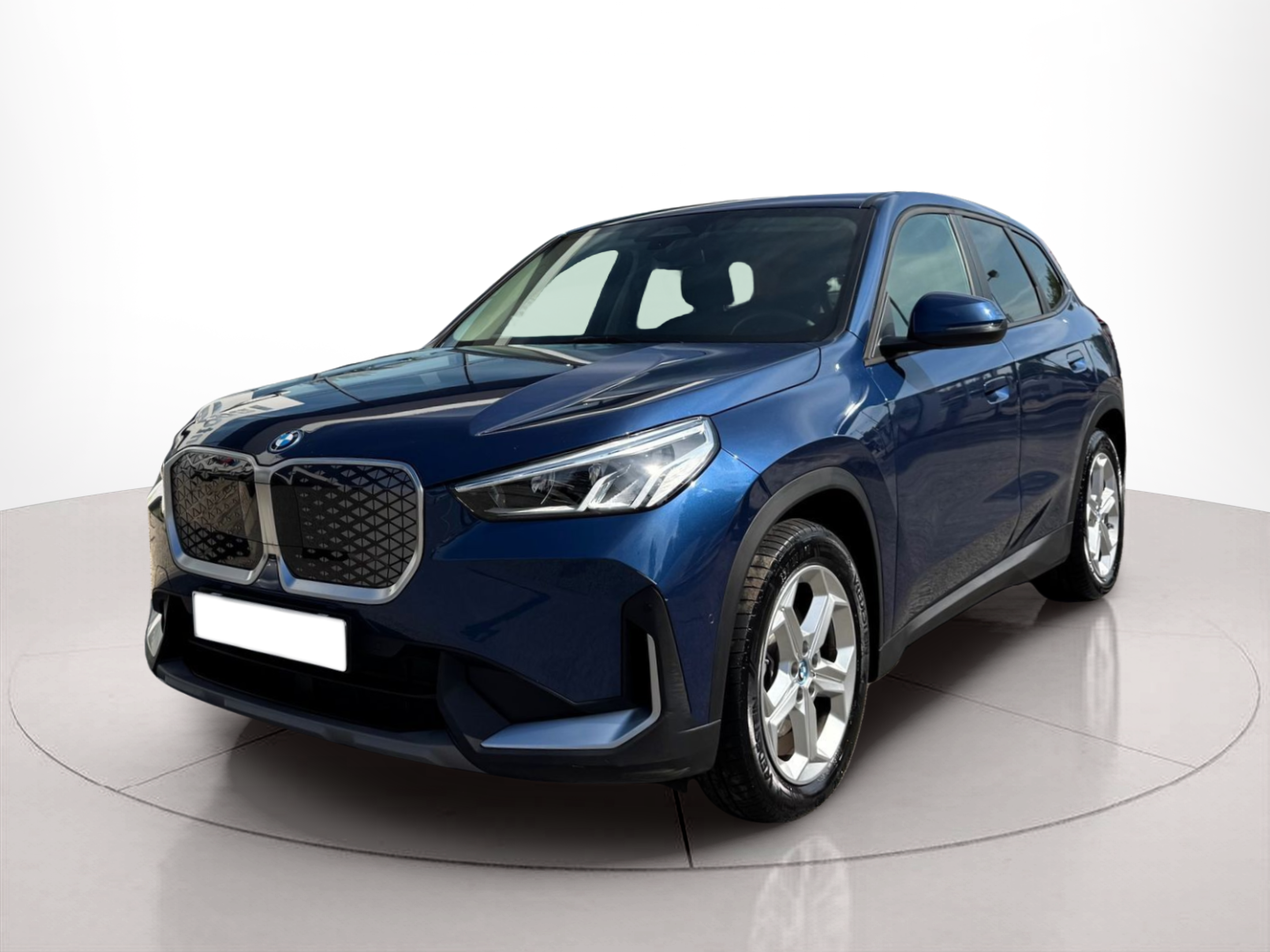 Fotos de BMW iX1 xDrive30 color Azul. Año 2024. 230KW(313CV). Elétrico. En concesionario Santogal Oeiras de Oeiras