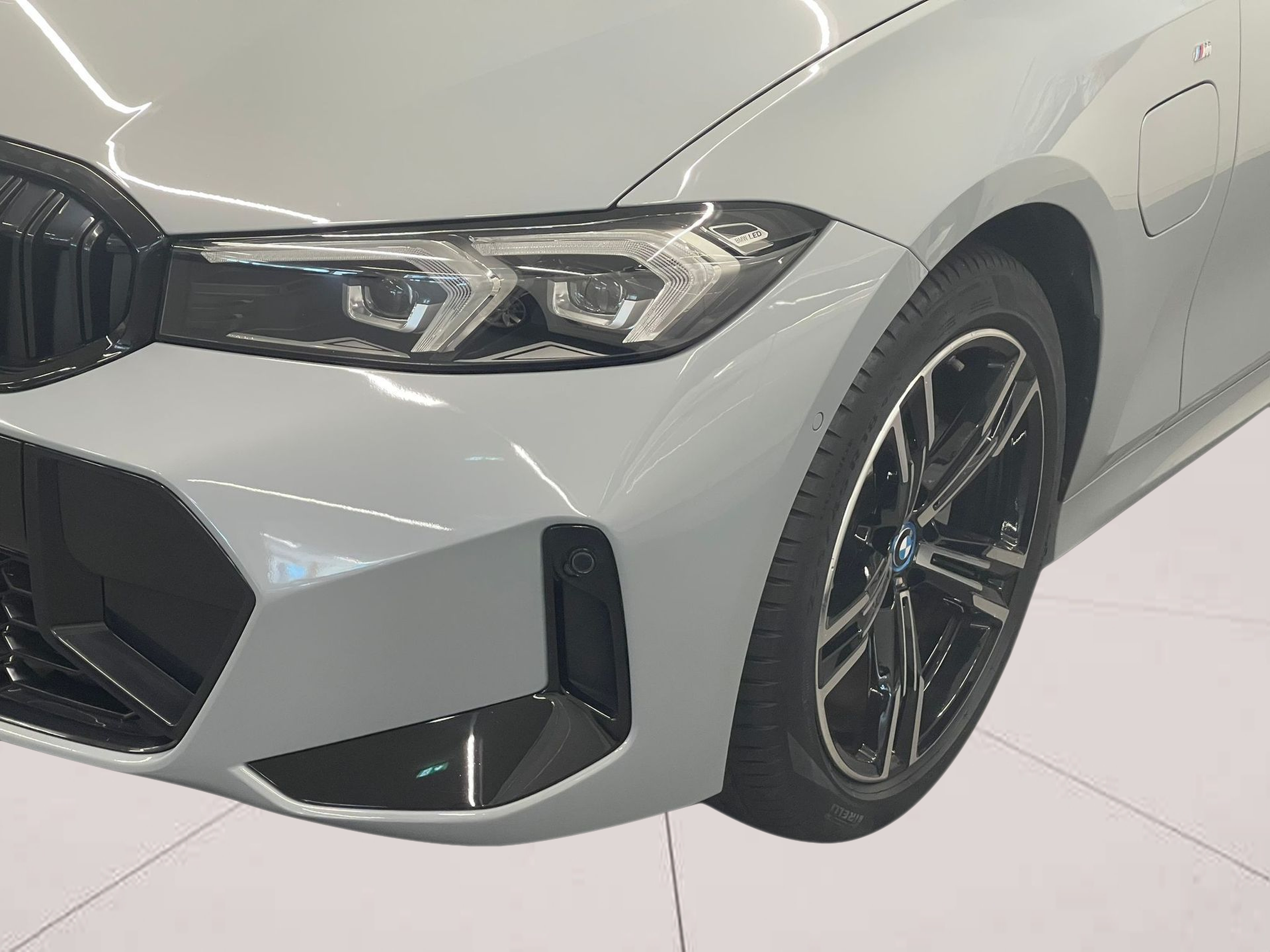 BMW Série 3 320e Touring color Gris. Año 2024. 150KW(204CV). Elétrico / Gasolina Híbrido. En concesionario Santogal Carnaxide de Oeiras