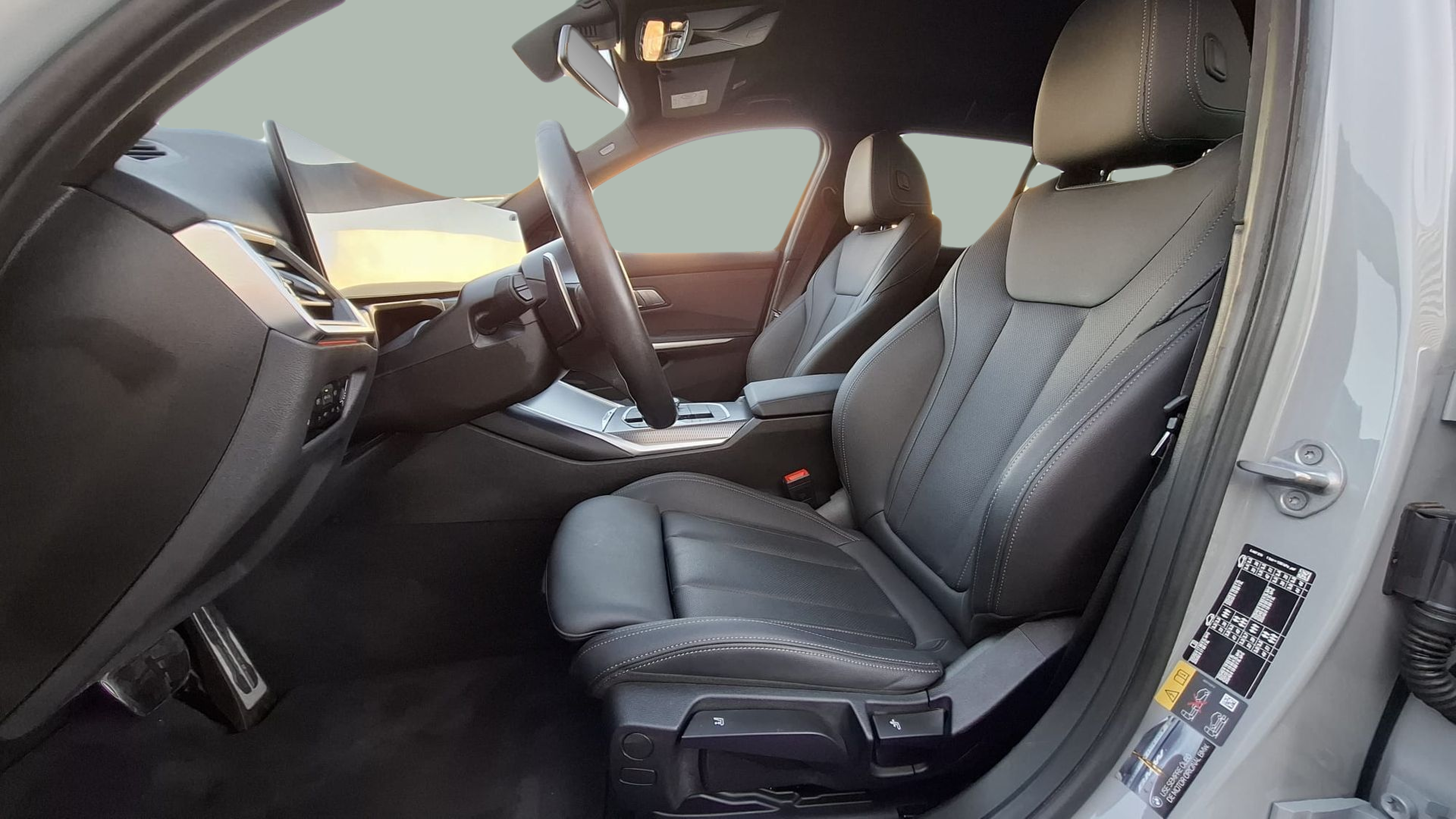 BMW Série 3 320e Touring color Gris. Año 2024. 150KW(204CV). Elétrico / Gasolina Híbrido. En concesionario Santogal Carnaxide de Oeiras