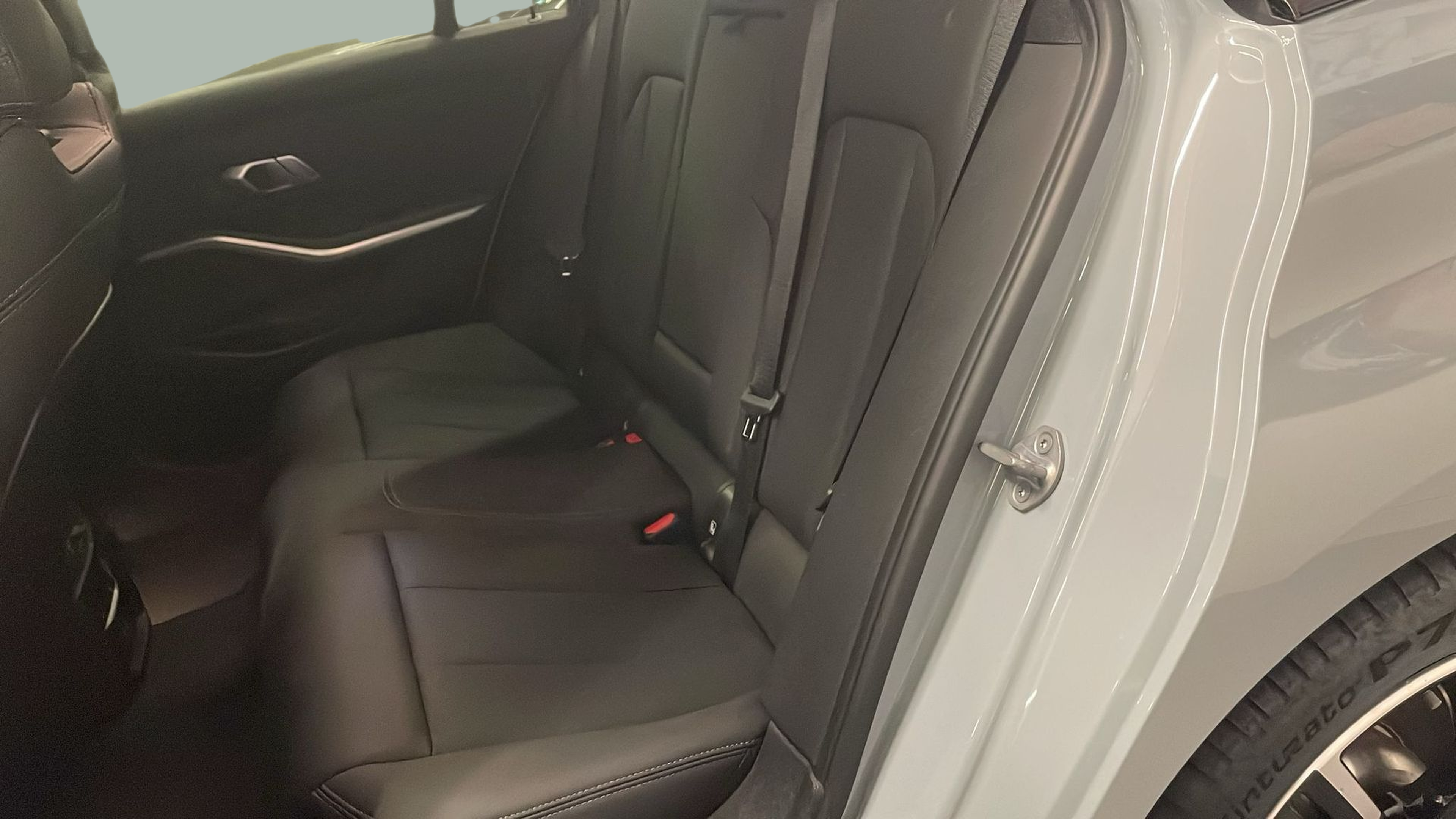 BMW Série 3 320e Touring color Gris. Año 2024. 150KW(204CV). Elétrico / Gasolina Híbrido. En concesionario Santogal Carnaxide de Oeiras