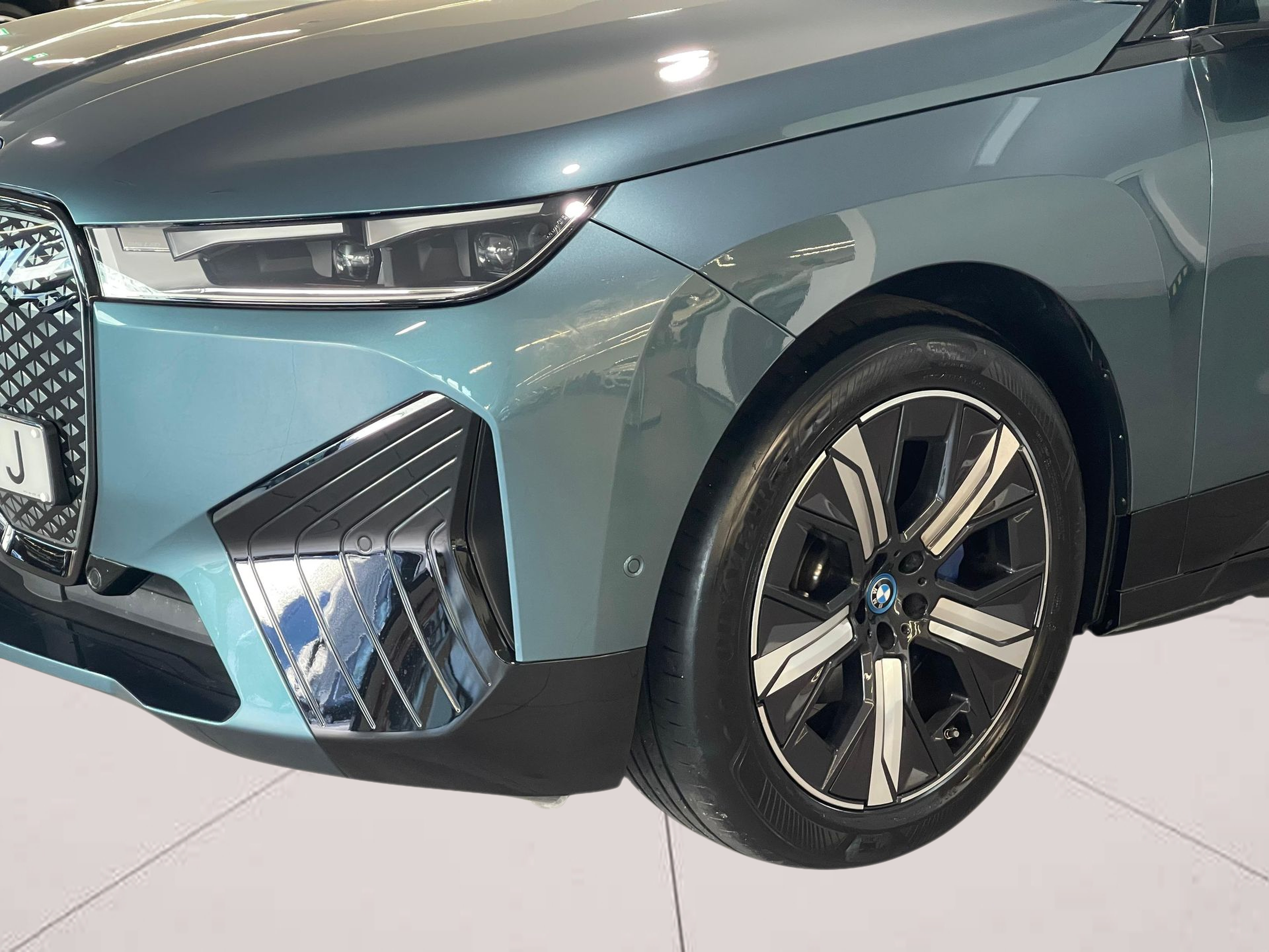 BMW iX xDrive40 color Azul. Año 2024. 240KW(326CV). Elétrico. En concesionario Santogal Carnaxide de Oeiras