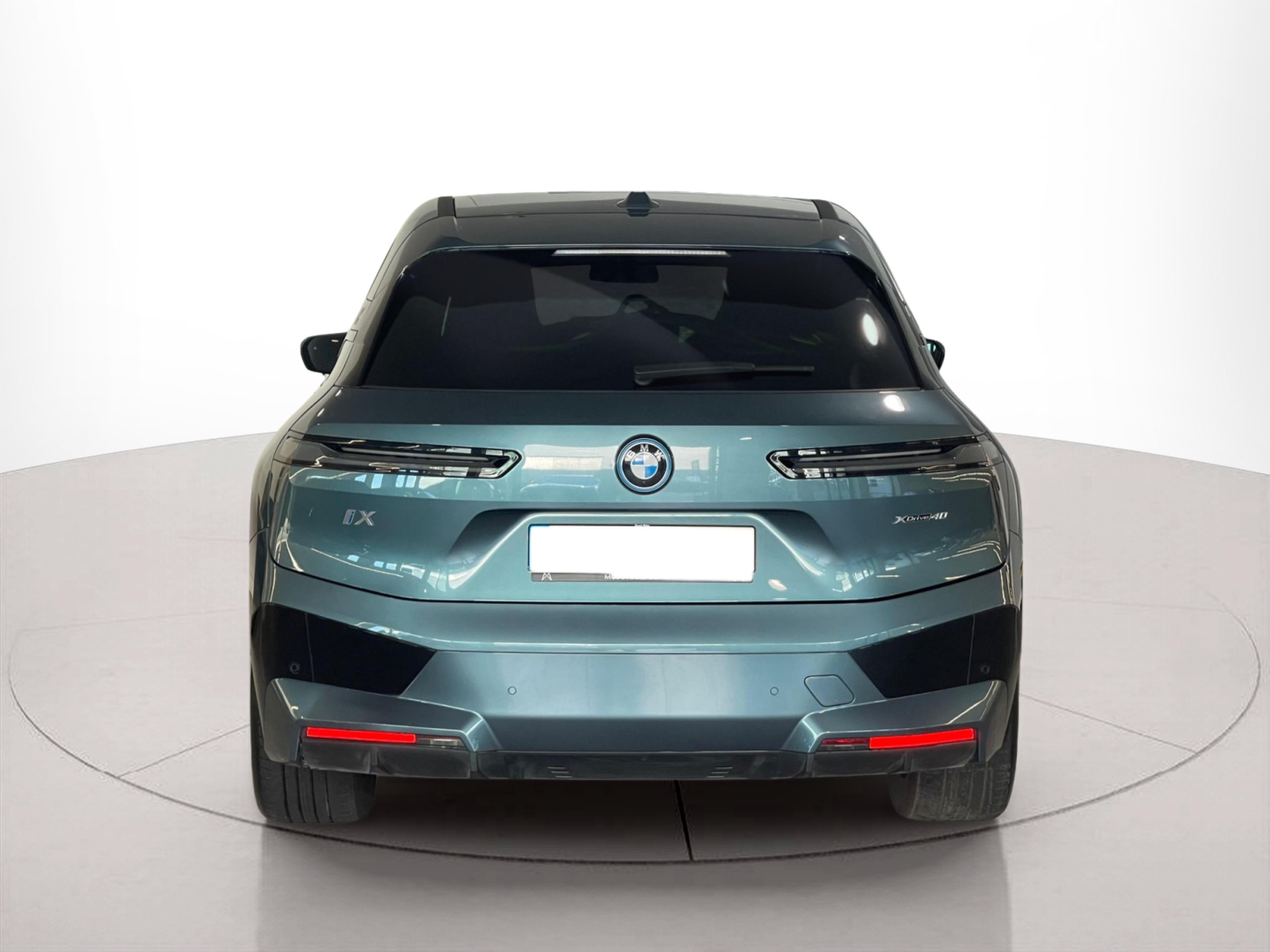 BMW iX xDrive40 color Azul. Año 2024. 240KW(326CV). Elétrico. En concesionario Santogal Carnaxide de Oeiras