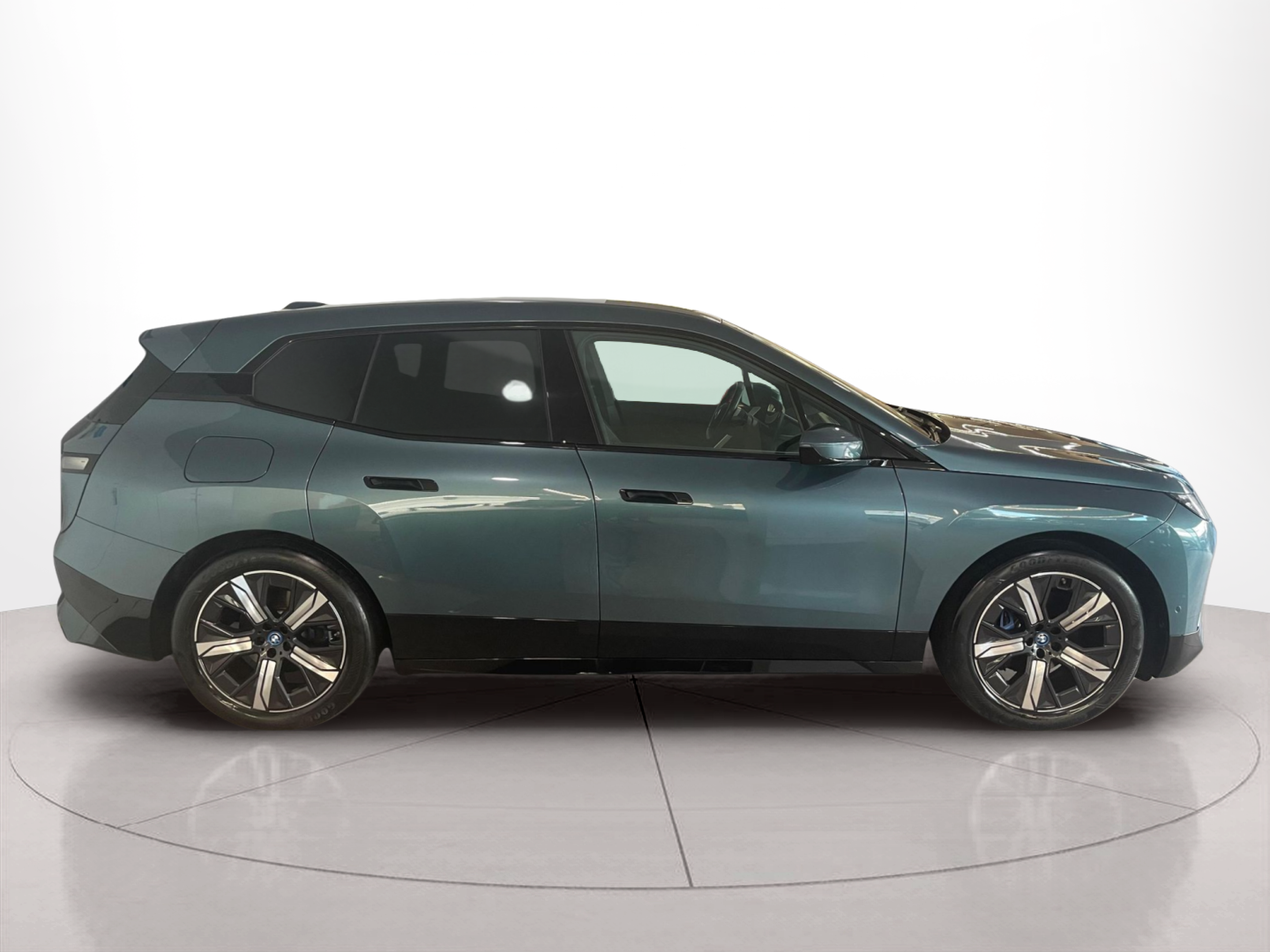 Fotos de BMW iX xDrive40 color Azul. Año 2024. 240KW(326CV). Elétrico. En concesionario Santogal Carnaxide de Oeiras