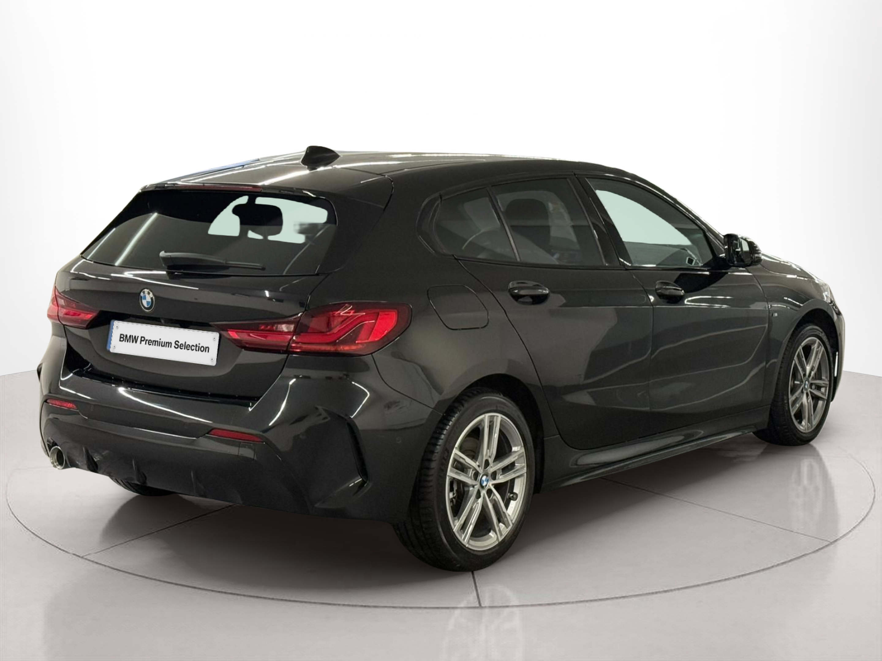 BMW Série 1 116d color Negro. Año 2024. 85KW(116CV). Diesel. En concesionario Santogal Carnaxide de Oeiras