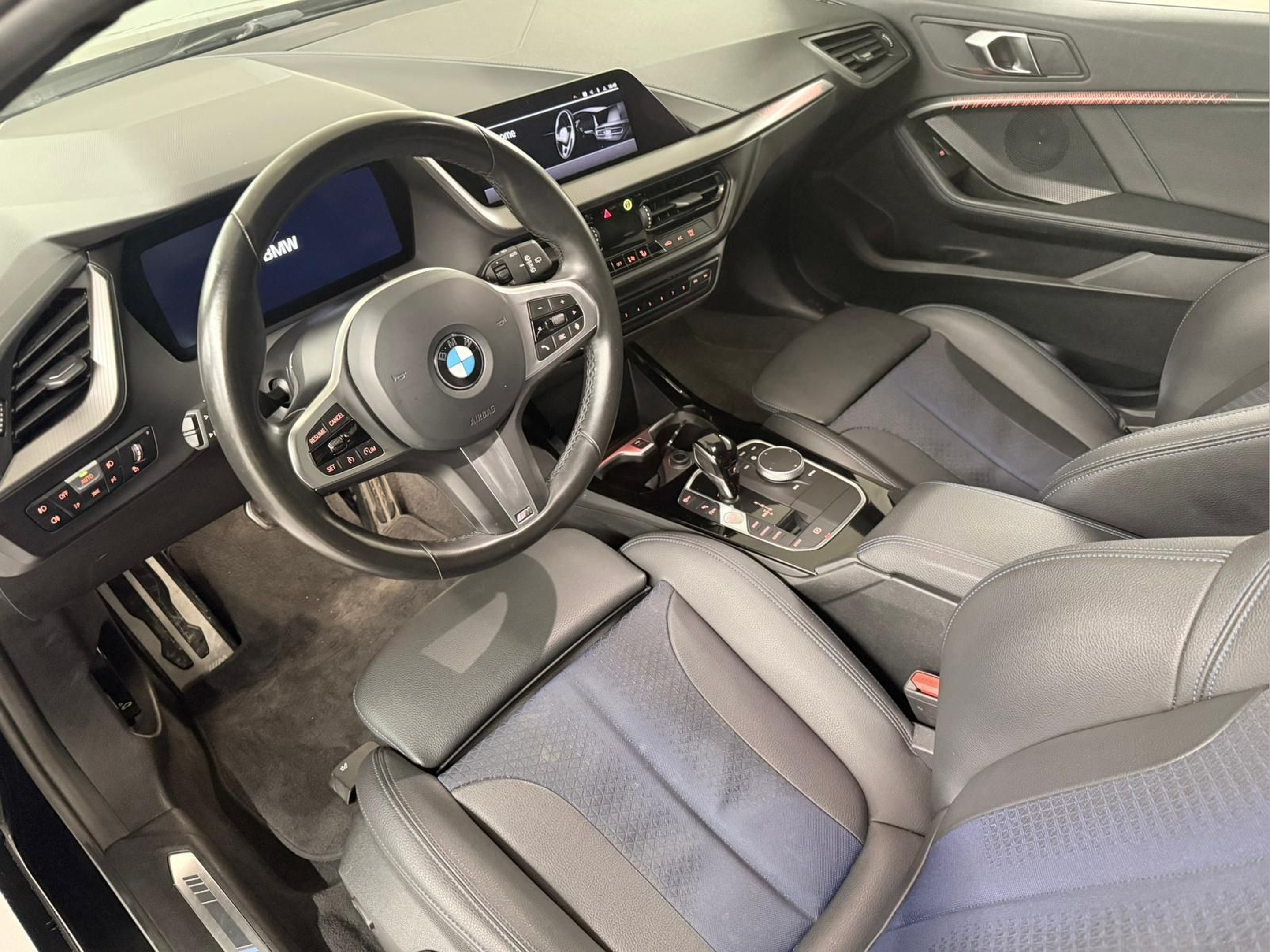 BMW Série 1 116d color Negro. Año 2024. 85KW(116CV). Diesel. En concesionario Santogal Carnaxide de Oeiras