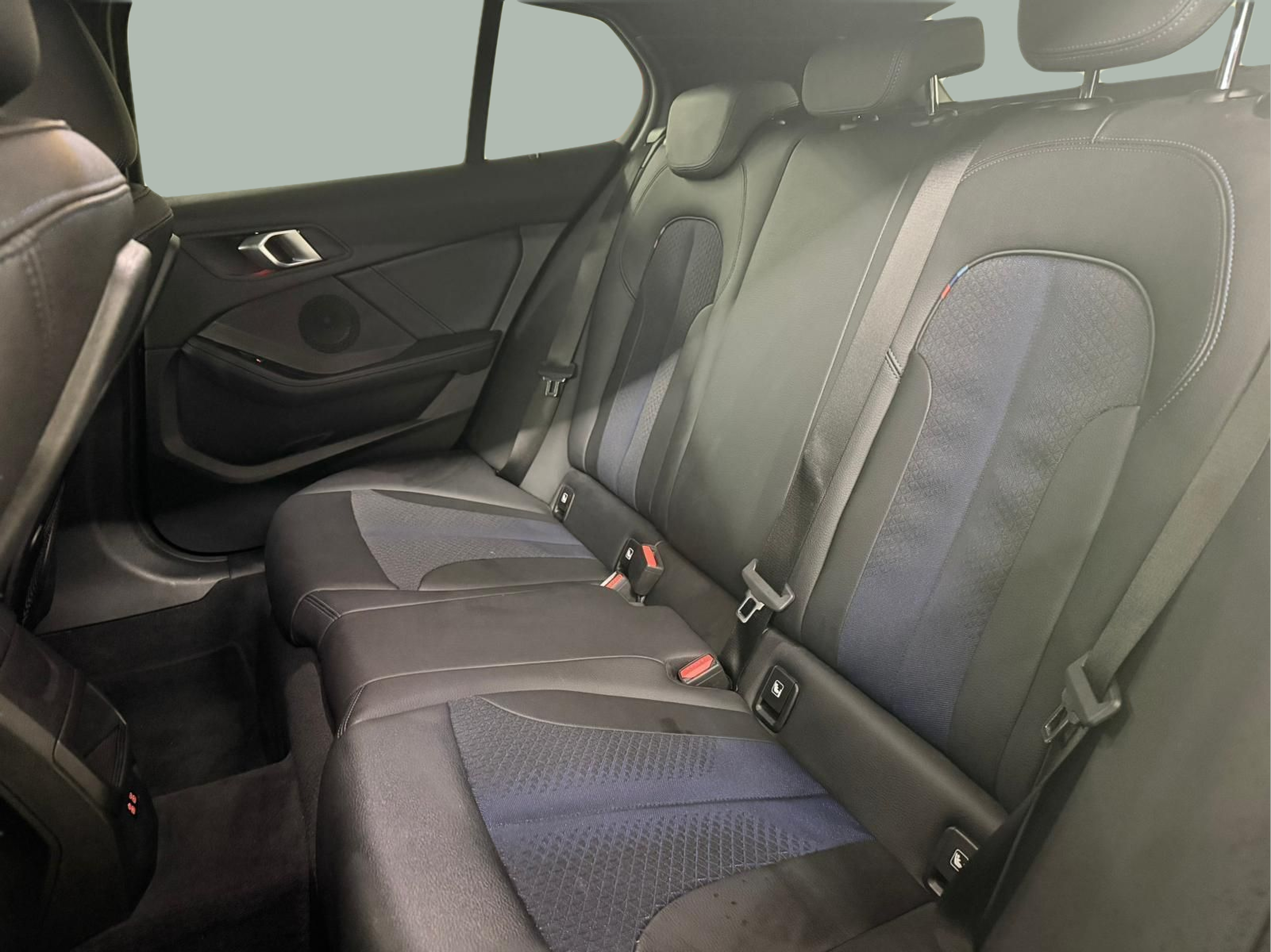 BMW Série 1 116d color Negro. Año 2024. 85KW(116CV). Diesel. En concesionario Santogal Carnaxide de Oeiras