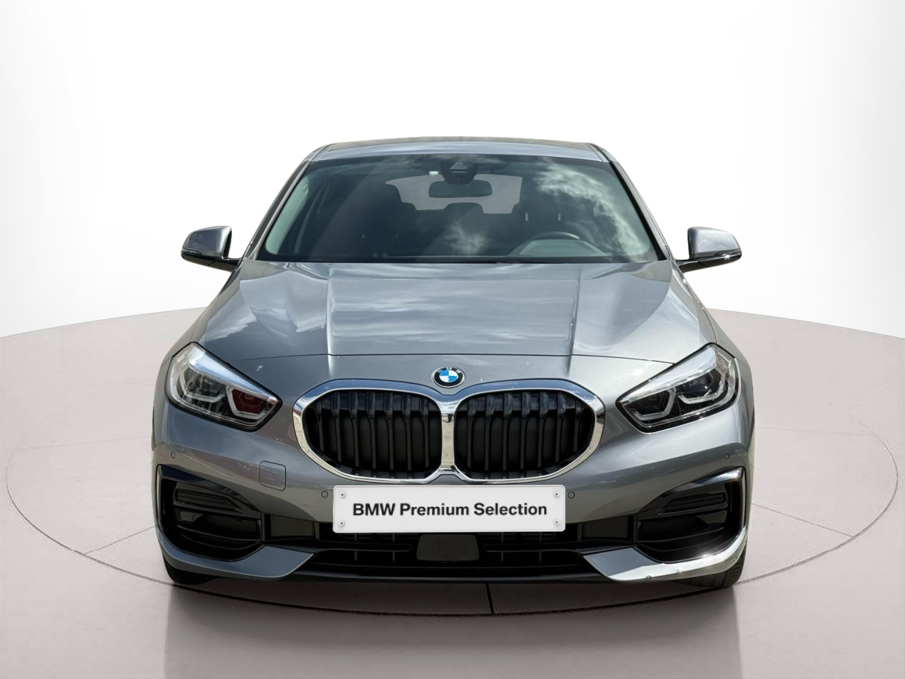 Fotos de BMW Série 1 116d color Gris. Año 2024. 85KW(116CV). Diesel. En concesionario Santogal Carnaxide de Oeiras