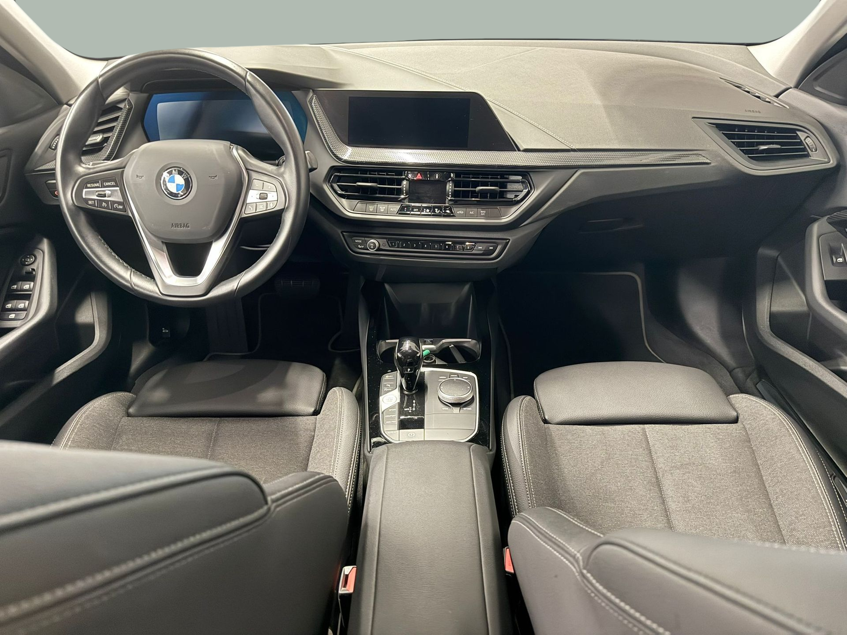 BMW Série 1 116d color Gris. Año 2024. 85KW(116CV). Diesel. En concesionario Santogal Carnaxide de Oeiras