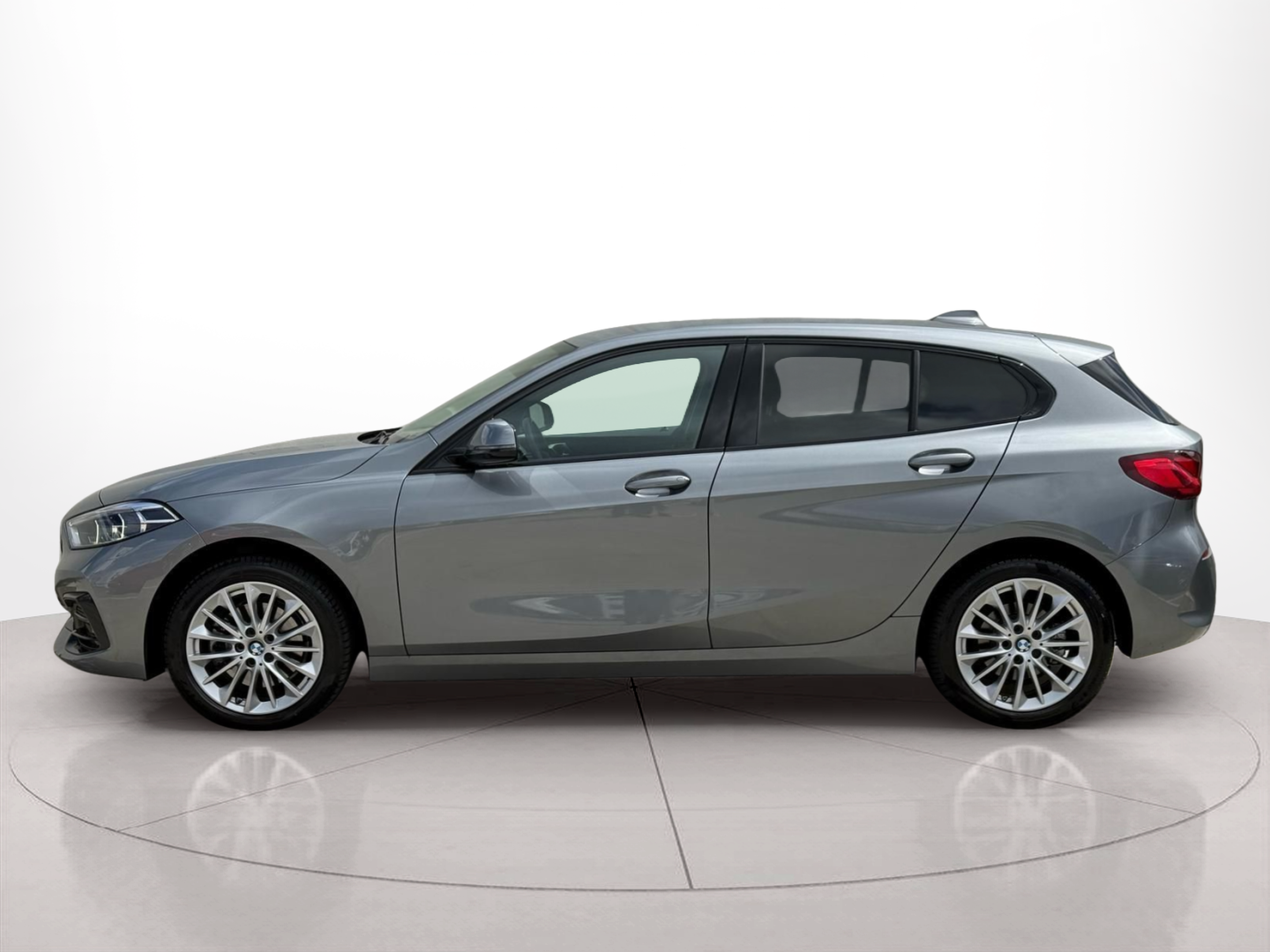 Fotos de BMW Série 1 116d color Gris. Año 2024. 85KW(116CV). Diesel. En concesionario Santogal Carnaxide de Oeiras