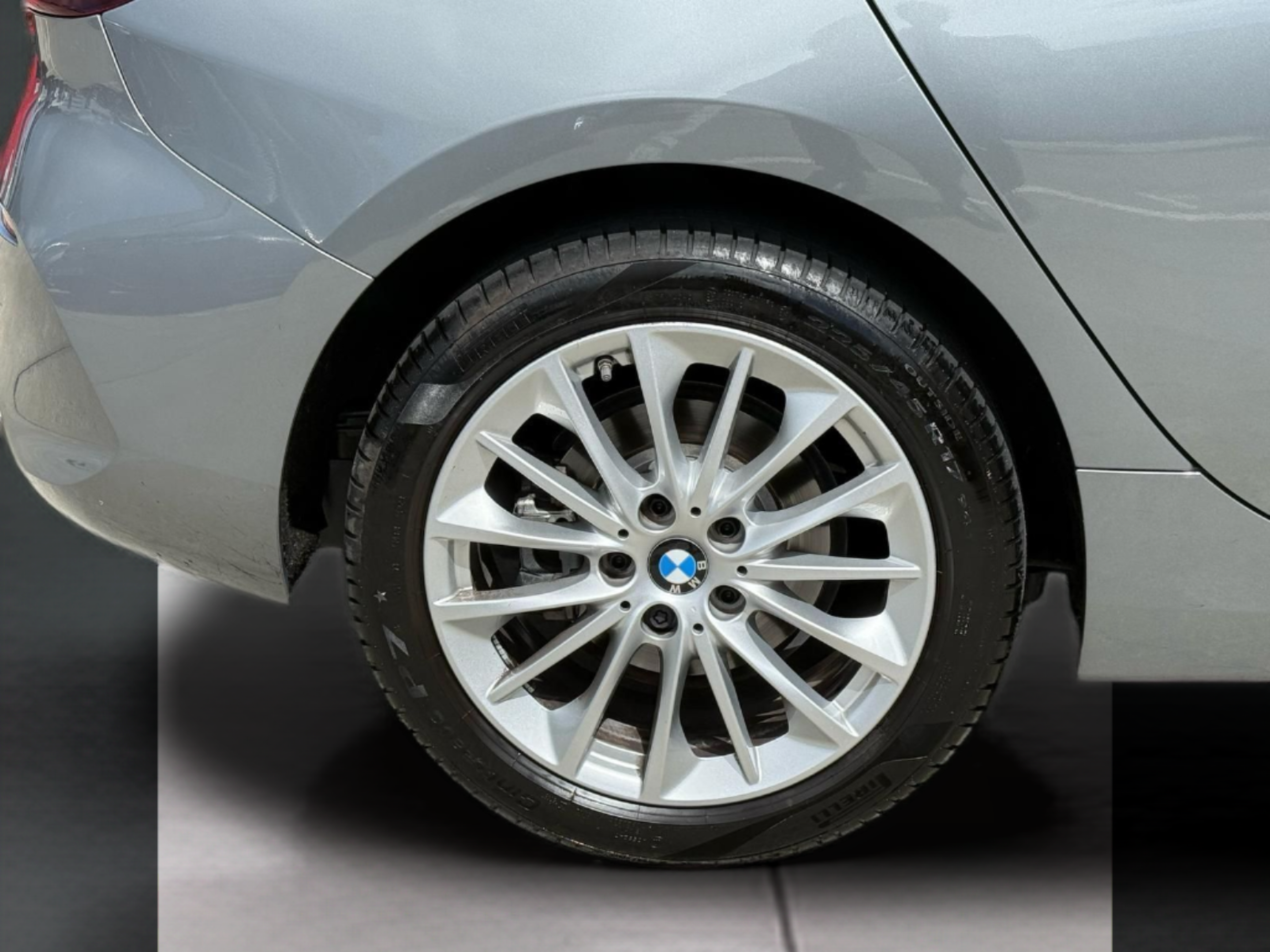 BMW Série 1 116d color Gris. Año 2024. 85KW(116CV). Diesel. En concesionario Santogal Carnaxide de Oeiras