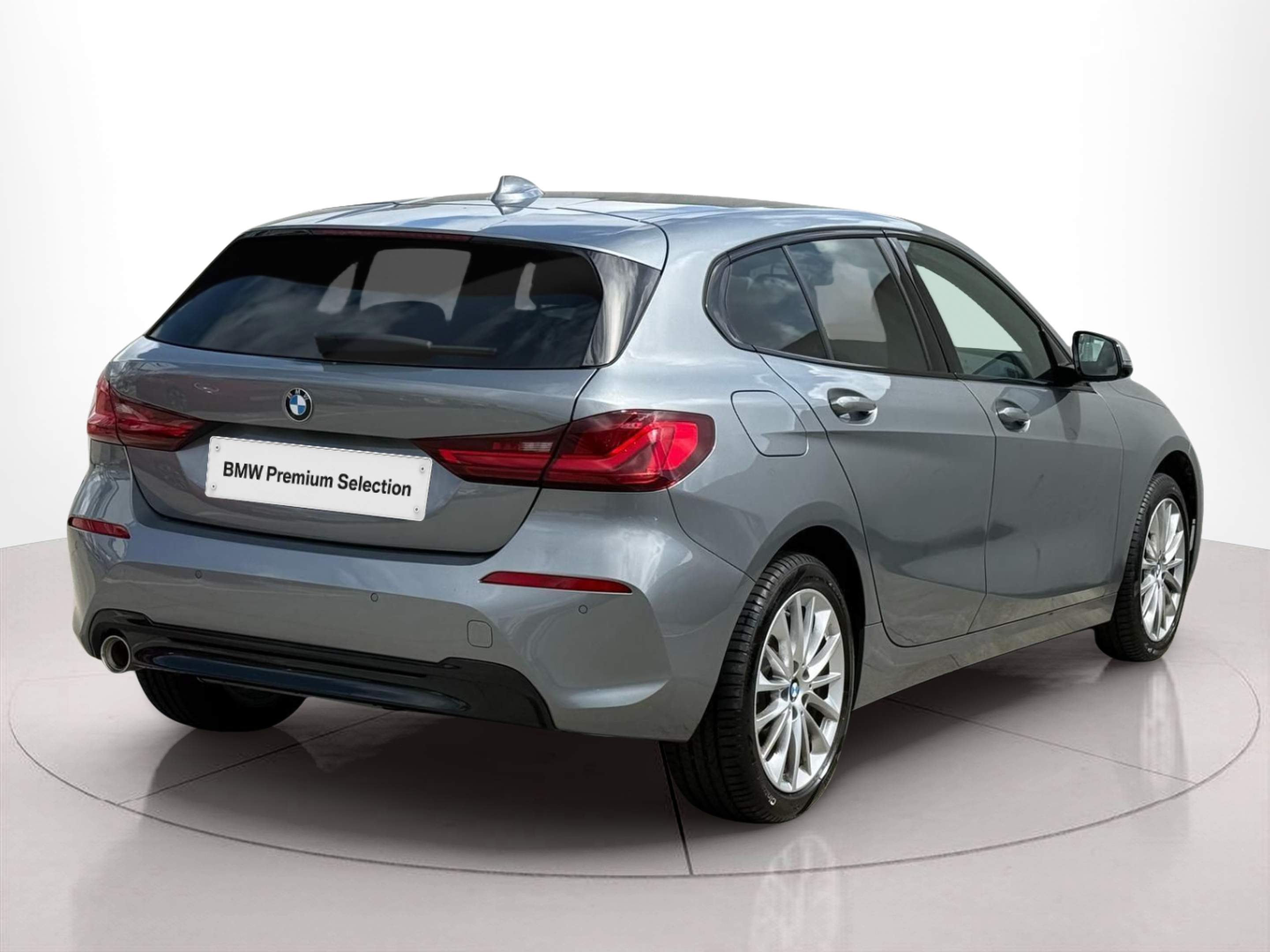 BMW Série 1 116d color Gris. Año 2024. 85KW(116CV). Diesel. En concesionario Santogal Carnaxide de Oeiras