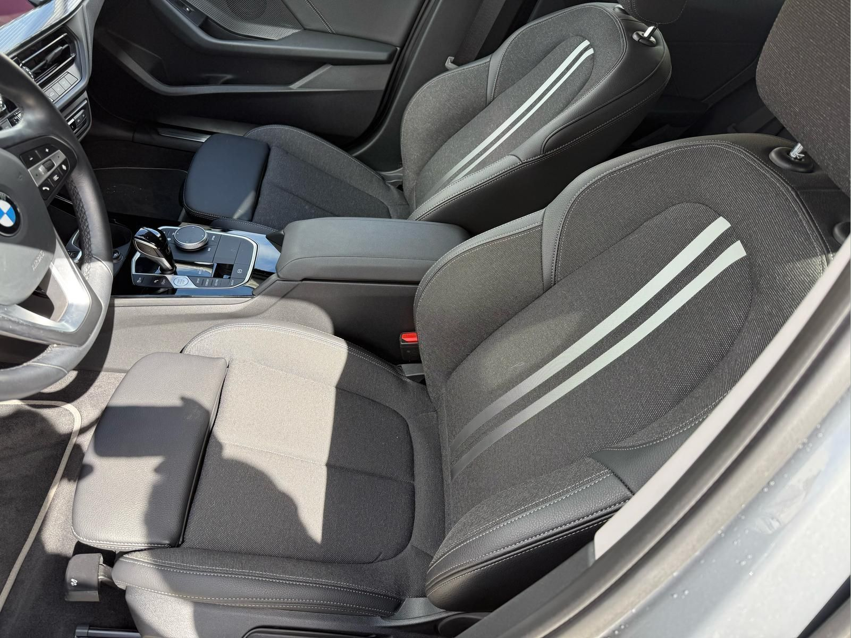 BMW Série 1 116d color Gris. Año 2024. 85KW(116CV). Diesel. En concesionario Santogal Carnaxide de Oeiras