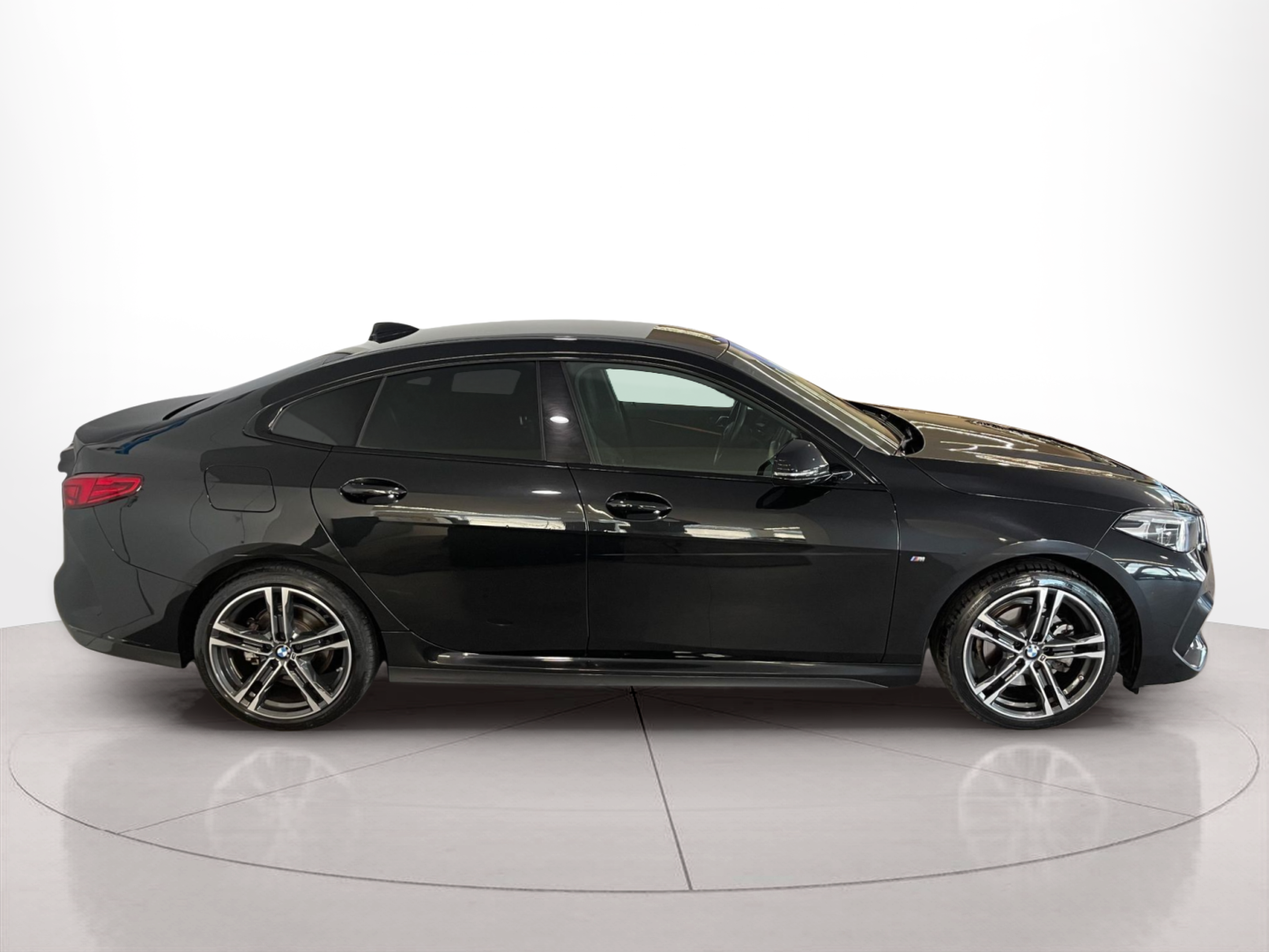 Fotos de BMW Série 2 216d Gran Coupe color Negro. Año 2024. 85KW(116CV). Diesel. En concesionario Santogal Carnaxide de Oeiras