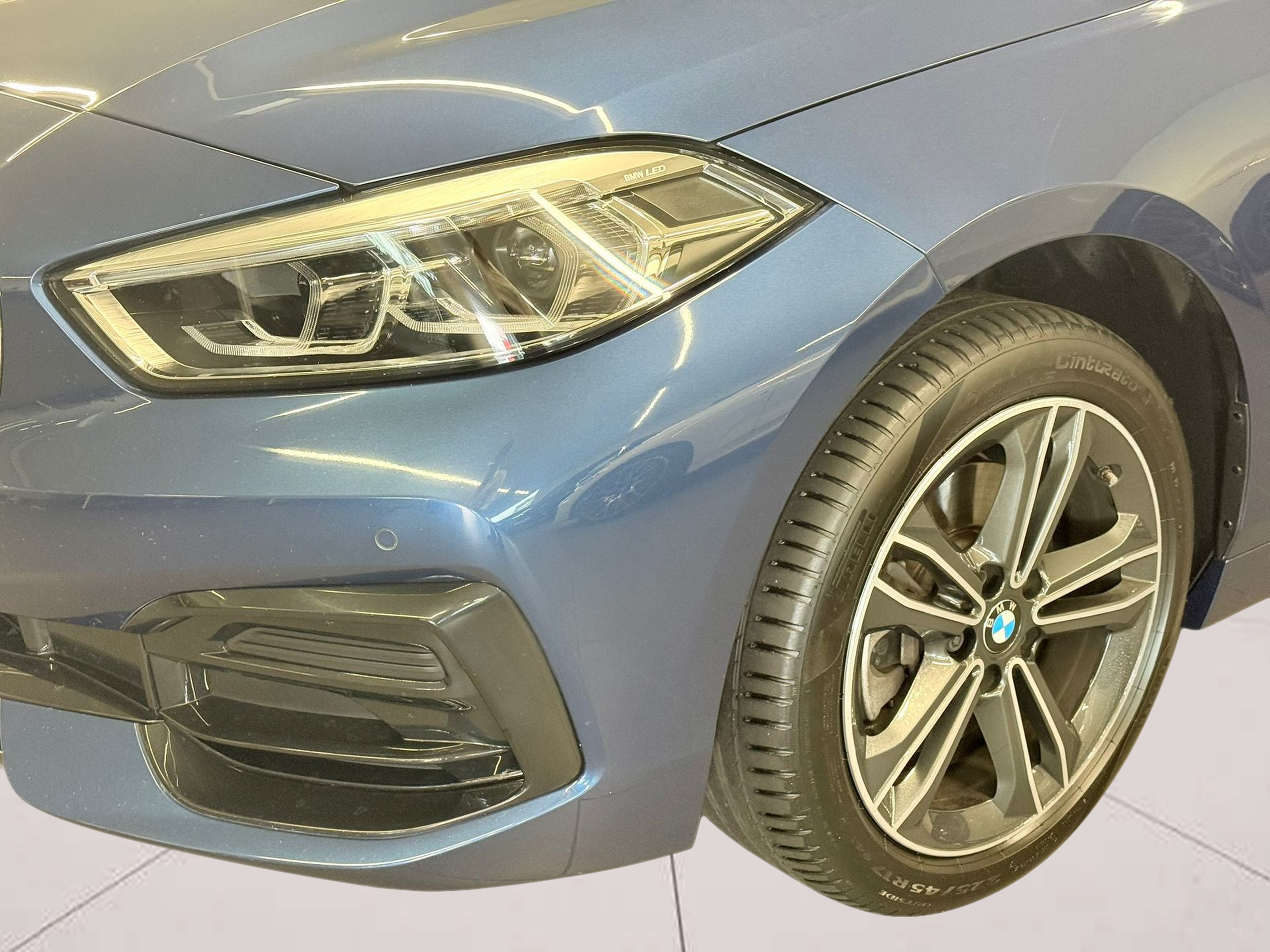 BMW Série 1 116d color Azul. Año 2024. 85KW(116CV). Diesel. En concesionario Santogal Carnaxide de Oeiras